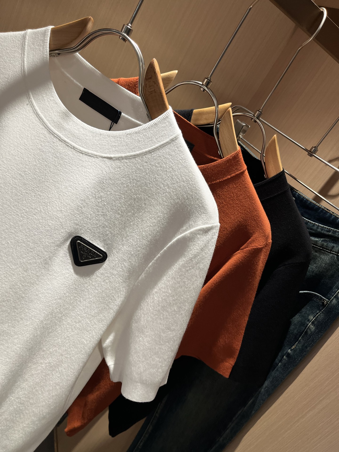 PRAD*A普*达2025秋冬新款男士短袖针织短袖T恤，最新款全网独家首上！！~既经典有时尚百搭，谁不爱