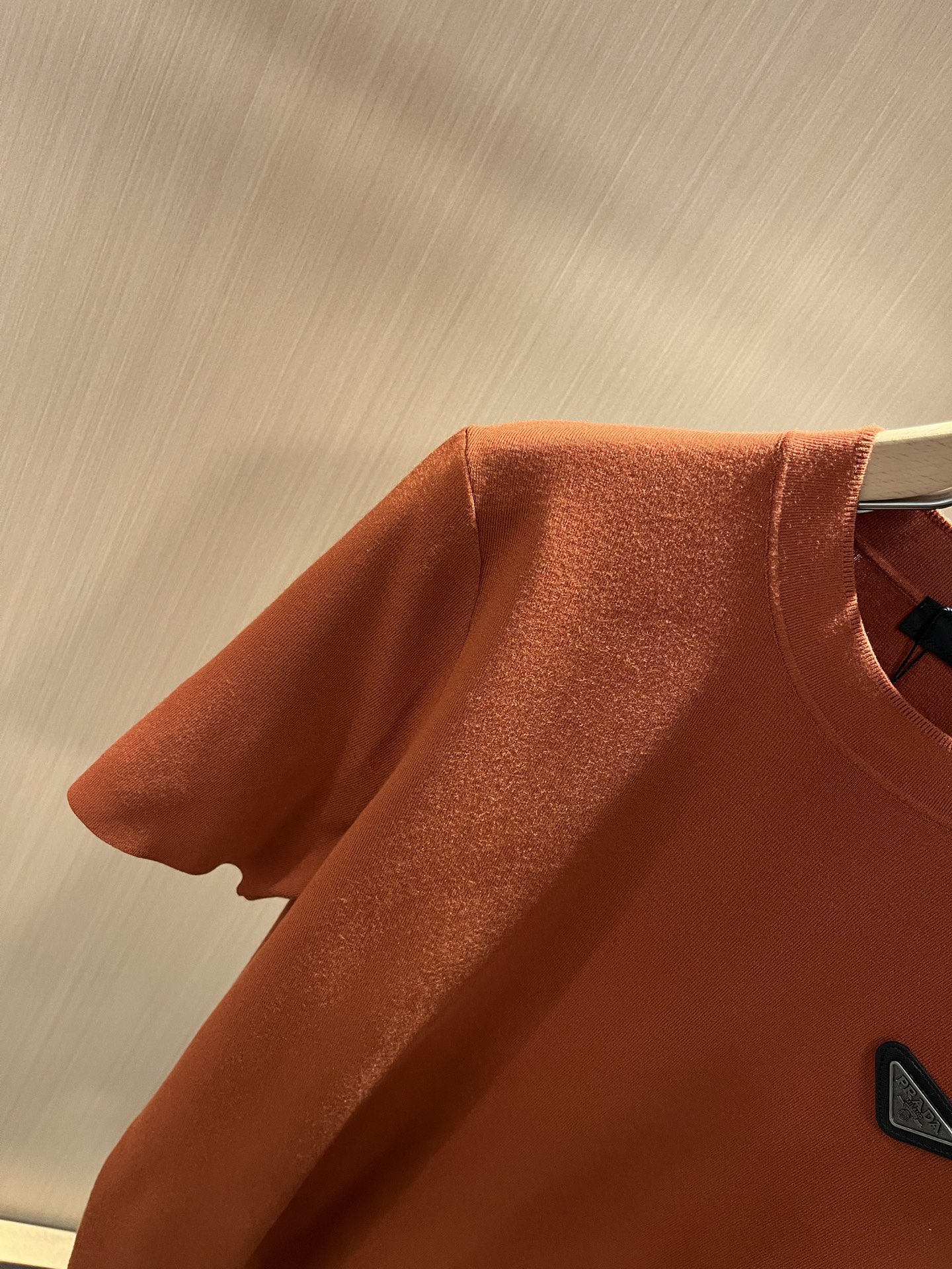 PRAD*A普*达2025秋冬新款男士短袖针织短袖T恤，最新款全网独家首上！！~既经典有时尚百搭，谁不爱