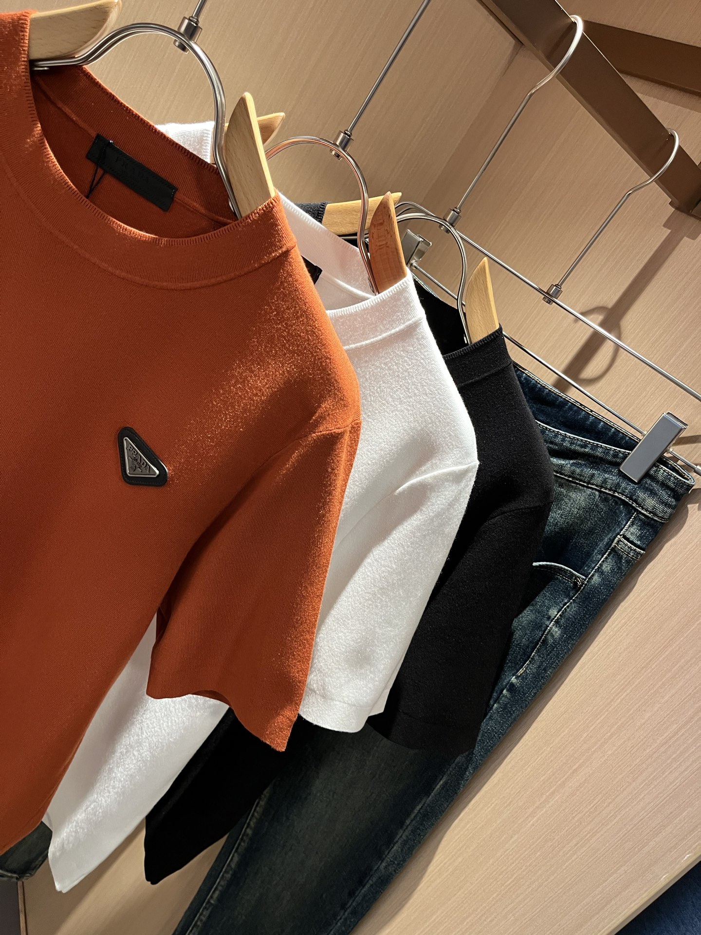 PRAD*A普*达2025秋冬新款男士短袖针织短袖T恤，最新款全网独家首上！！~既经典有时尚百搭，谁不爱