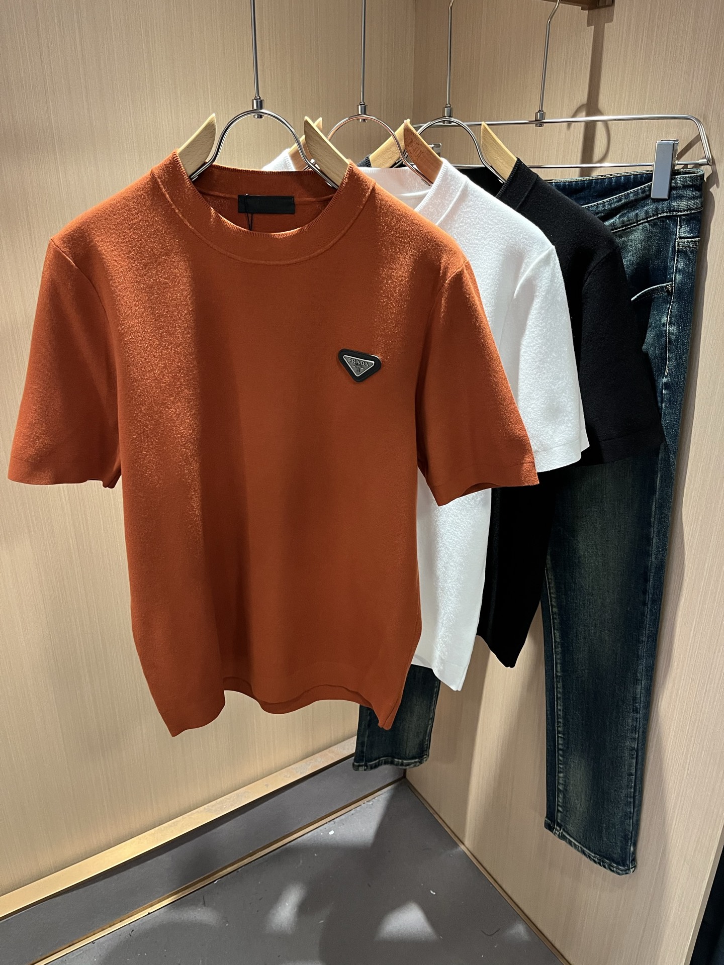 PRAD*A普*达2025秋冬新款男士短袖针织短袖T恤，最新款全网独家首上！！~既经典有时尚百搭，谁不爱