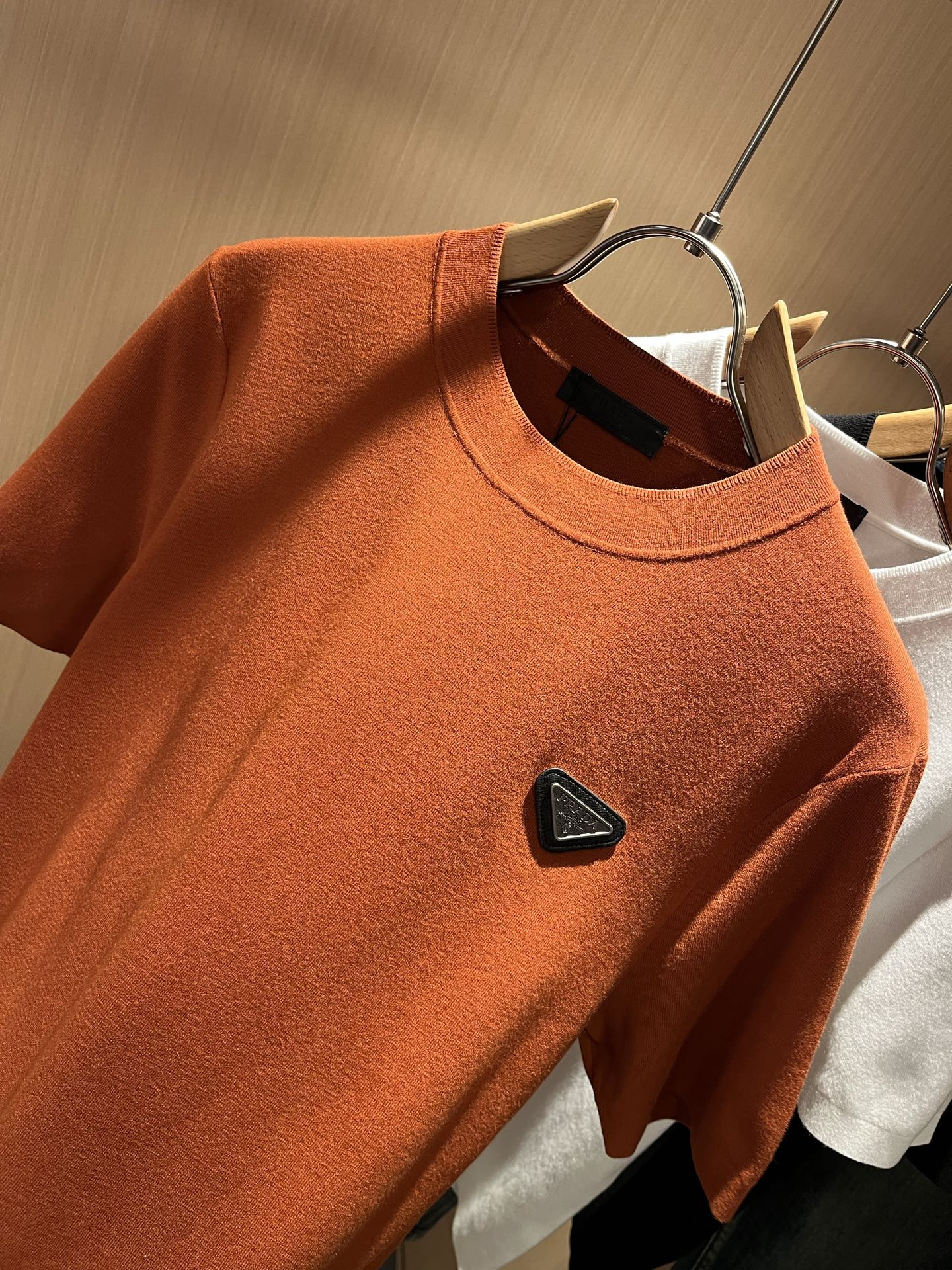 PRAD*A普*达2025秋冬新款男士短袖针织短袖T恤，最新款全网独家首上！！~既经典有时尚百搭，谁不爱