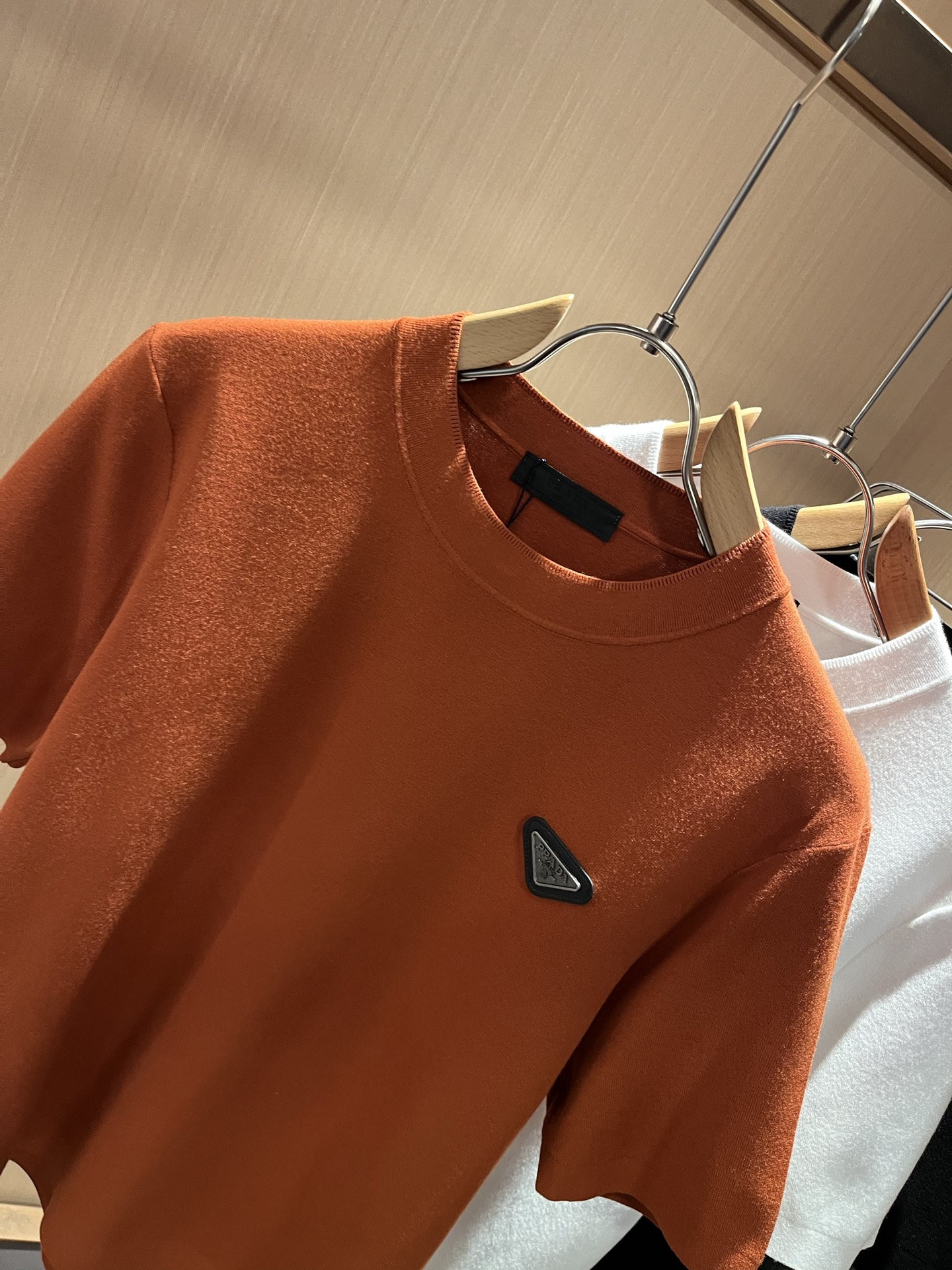 PRAD*A普*达2025秋冬新款男士短袖针织短袖T恤，最新款全网独家首上！！~既经典有时尚百搭，谁不爱