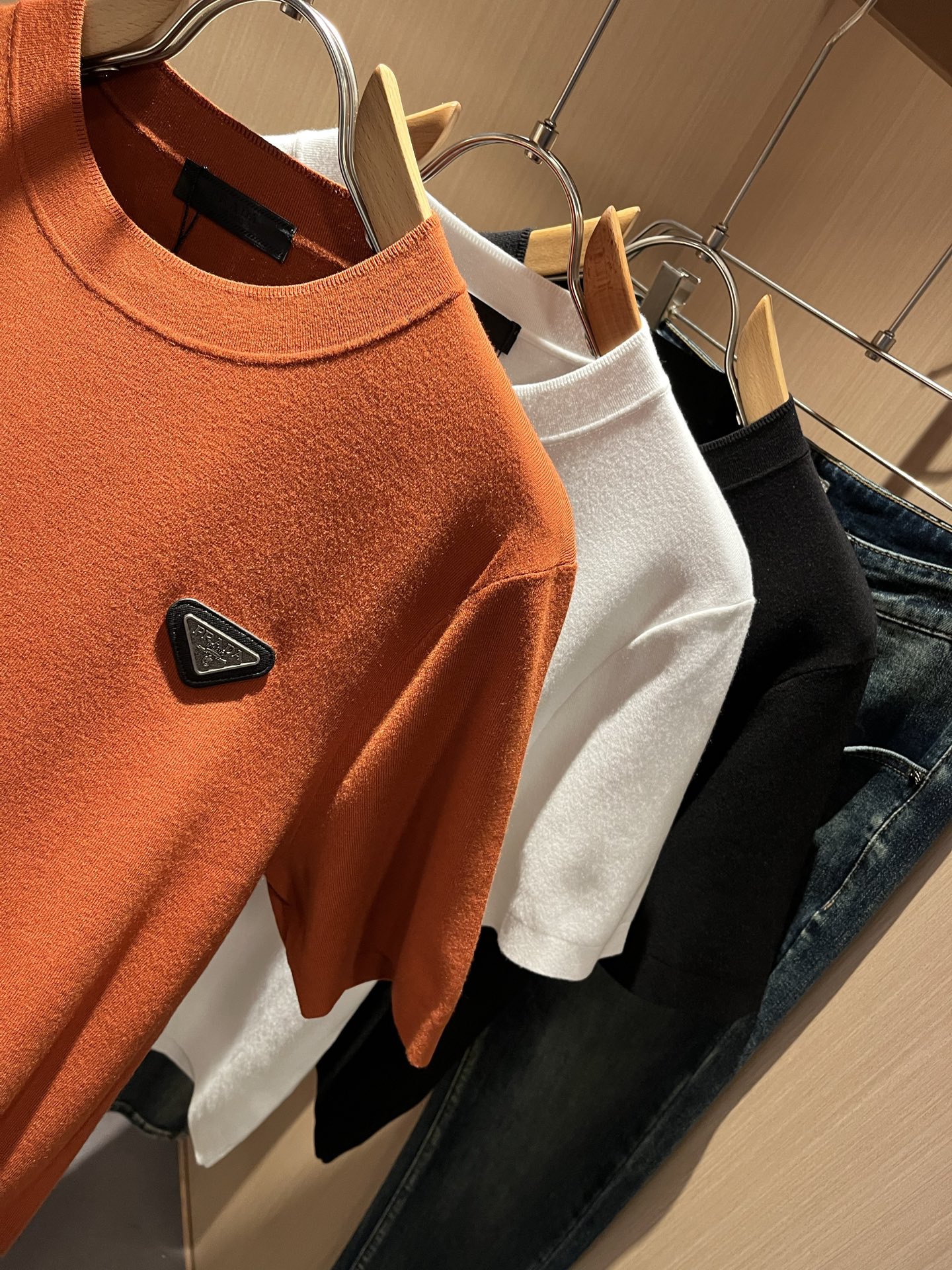 PRAD*A普*达2025秋冬新款男士短袖针织短袖T恤，最新款全网独家首上！！~既经典有时尚百搭，谁不爱