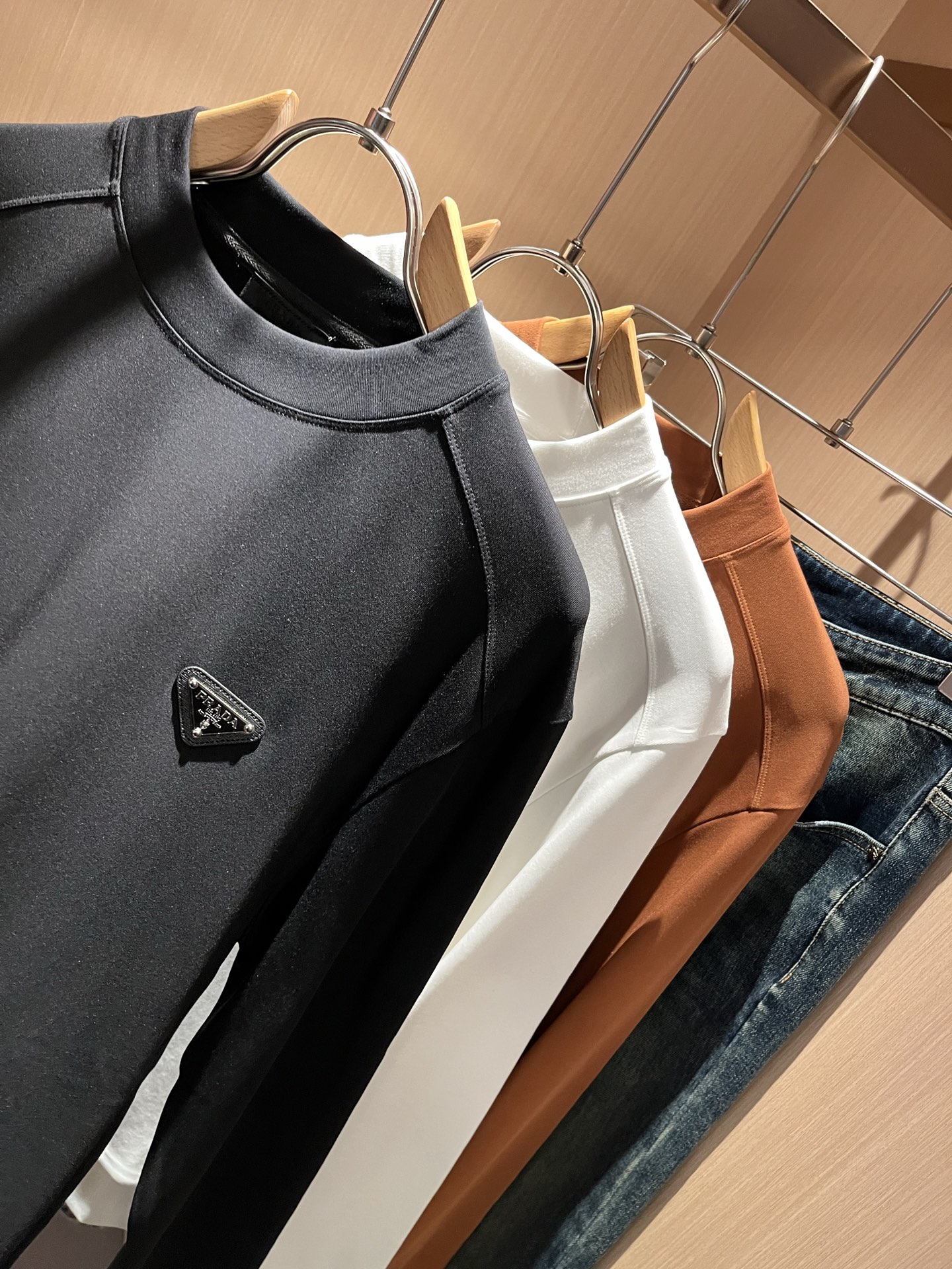 PRAD*A普*达2025秋冬新款男士长袖打底衫，最新款全网独家首上！！~既经典有时尚百搭，谁不爱啊，将