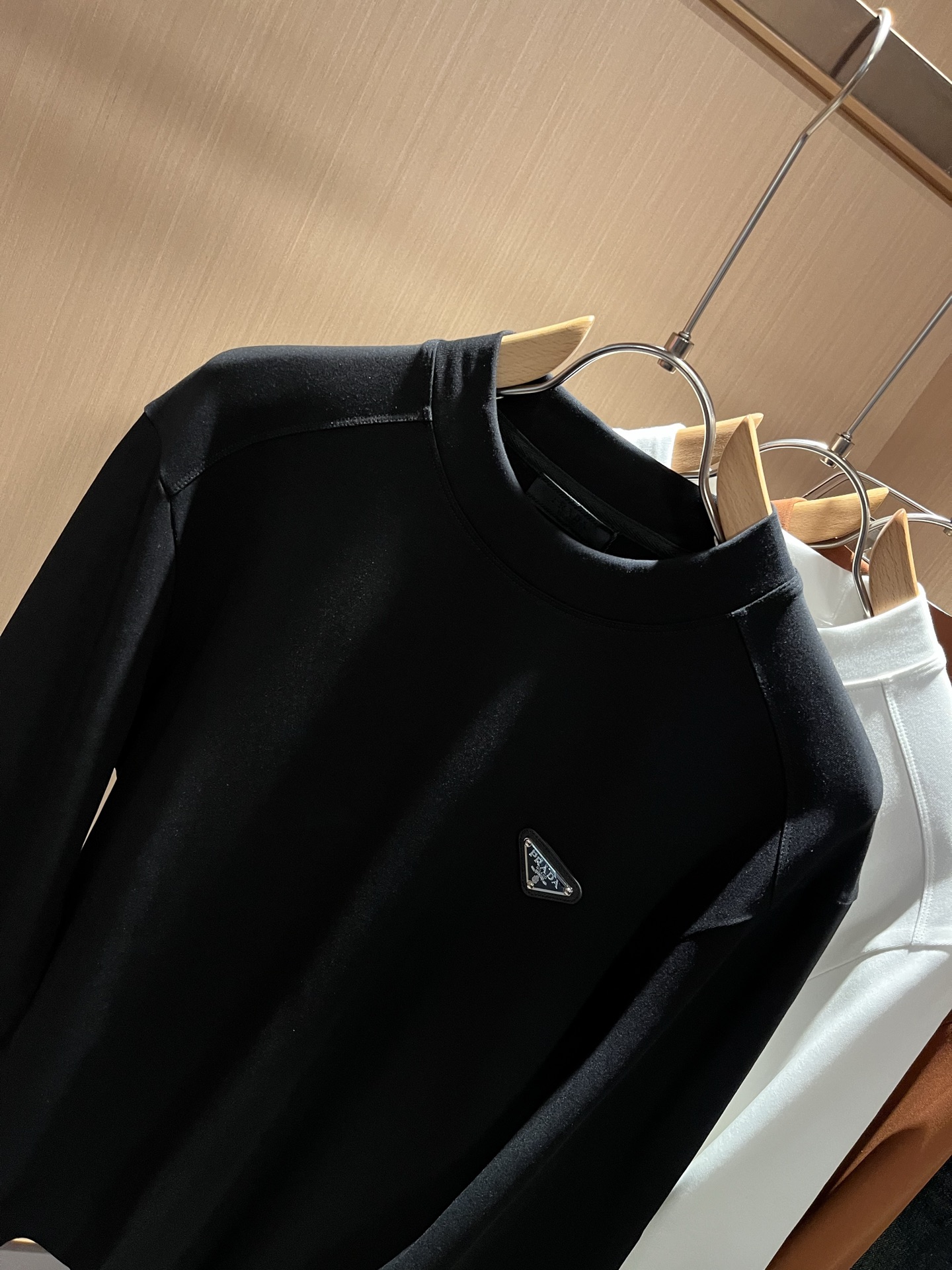 PRAD*A普*达2025秋冬新款男士长袖打底衫，最新款全网独家首上！！~既经典有时尚百搭，谁不爱啊，将