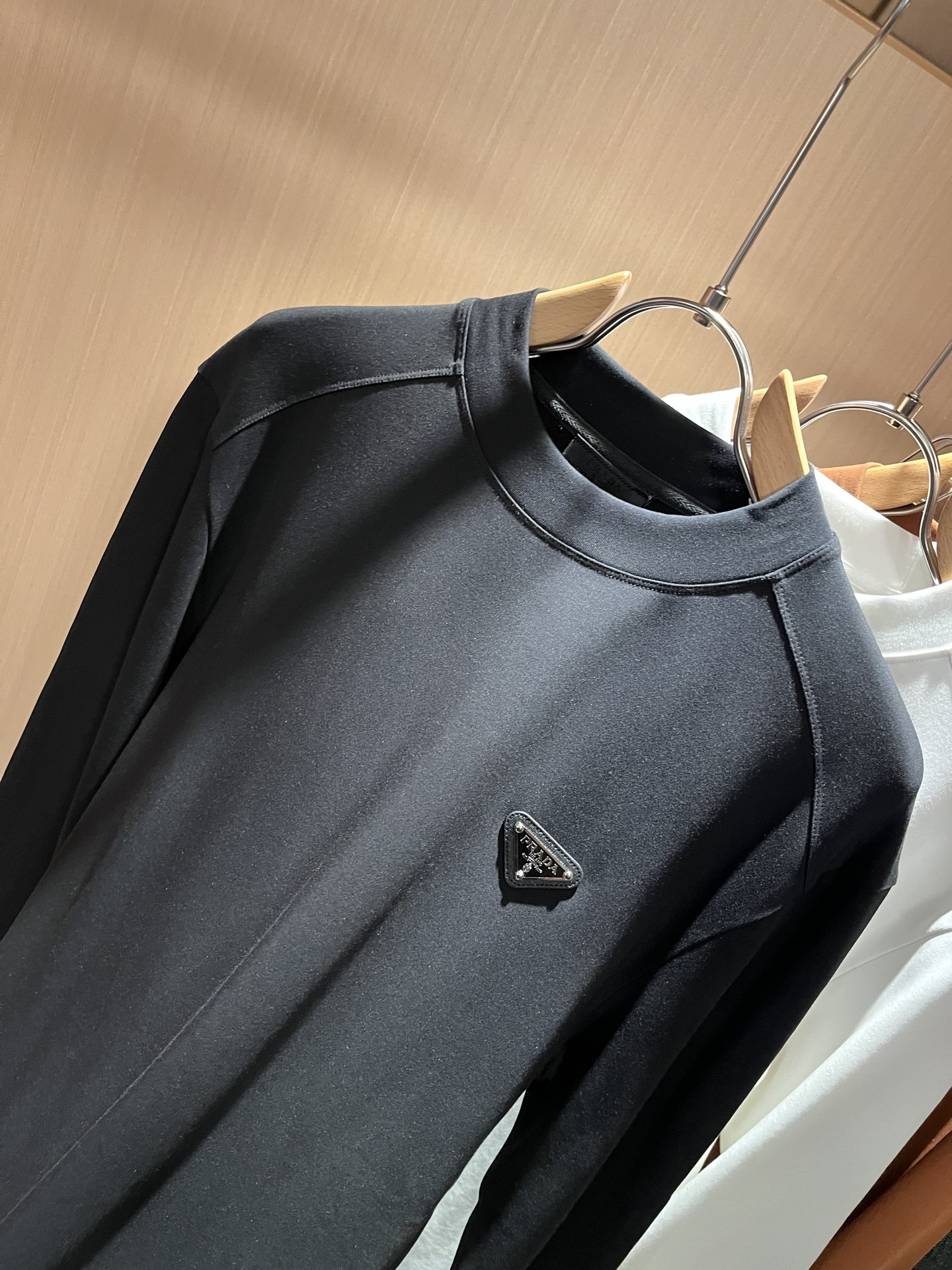 PRAD*A普*达2025秋冬新款男士长袖打底衫，最新款全网独家首上！！~既经典有时尚百搭，谁不爱啊，将