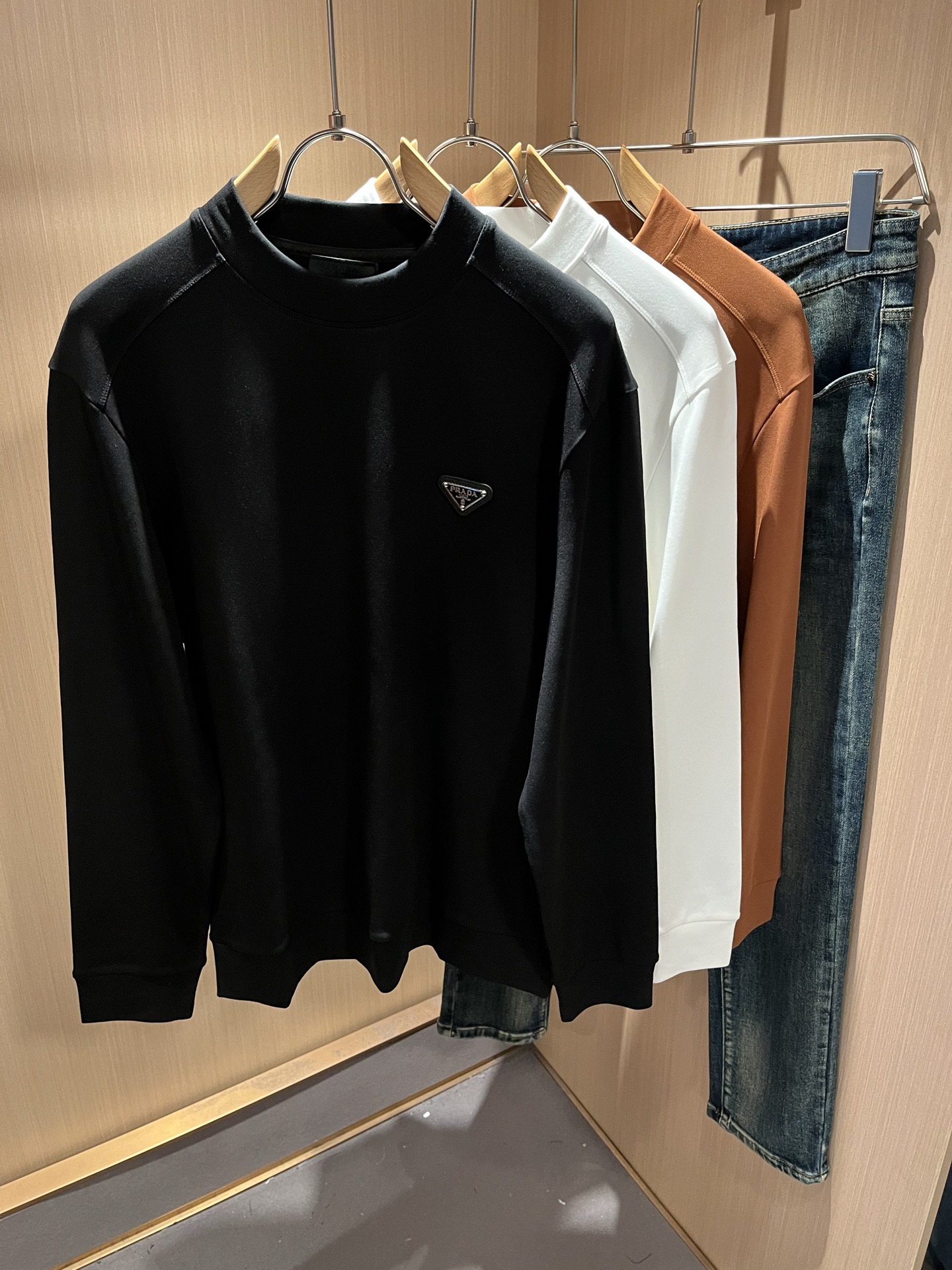 PRAD*A普*达2025秋冬新款男士长袖打底衫，最新款全网独家首上！！~既经典有时尚百搭，谁不爱啊，将