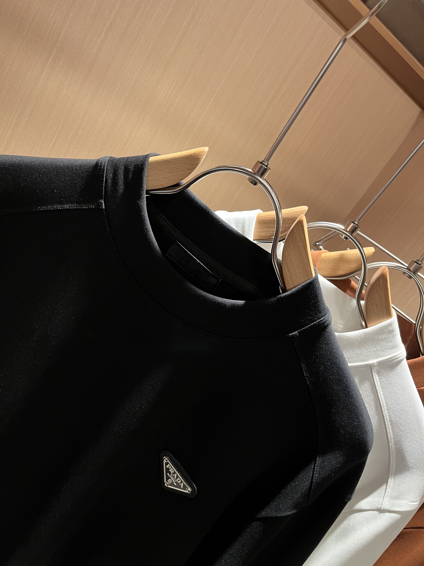 PRAD*A普*达2025秋冬新款男士长袖打底衫，最新款全网独家首上！！~既经典有时尚百搭，谁不爱啊，将