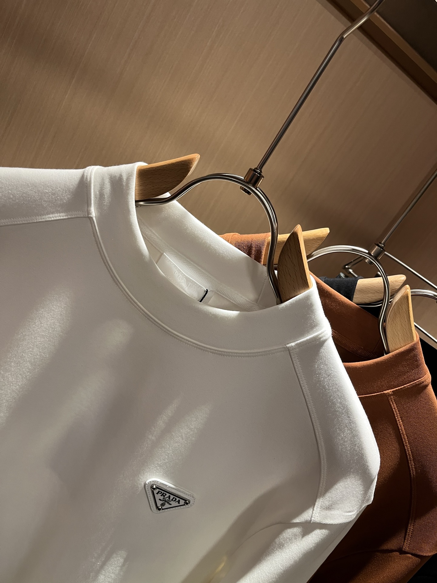 PRAD*A普*达2025秋冬新款男士长袖打底衫，最新款全网独家首上！！~既经典有时尚百搭，谁不爱啊，将