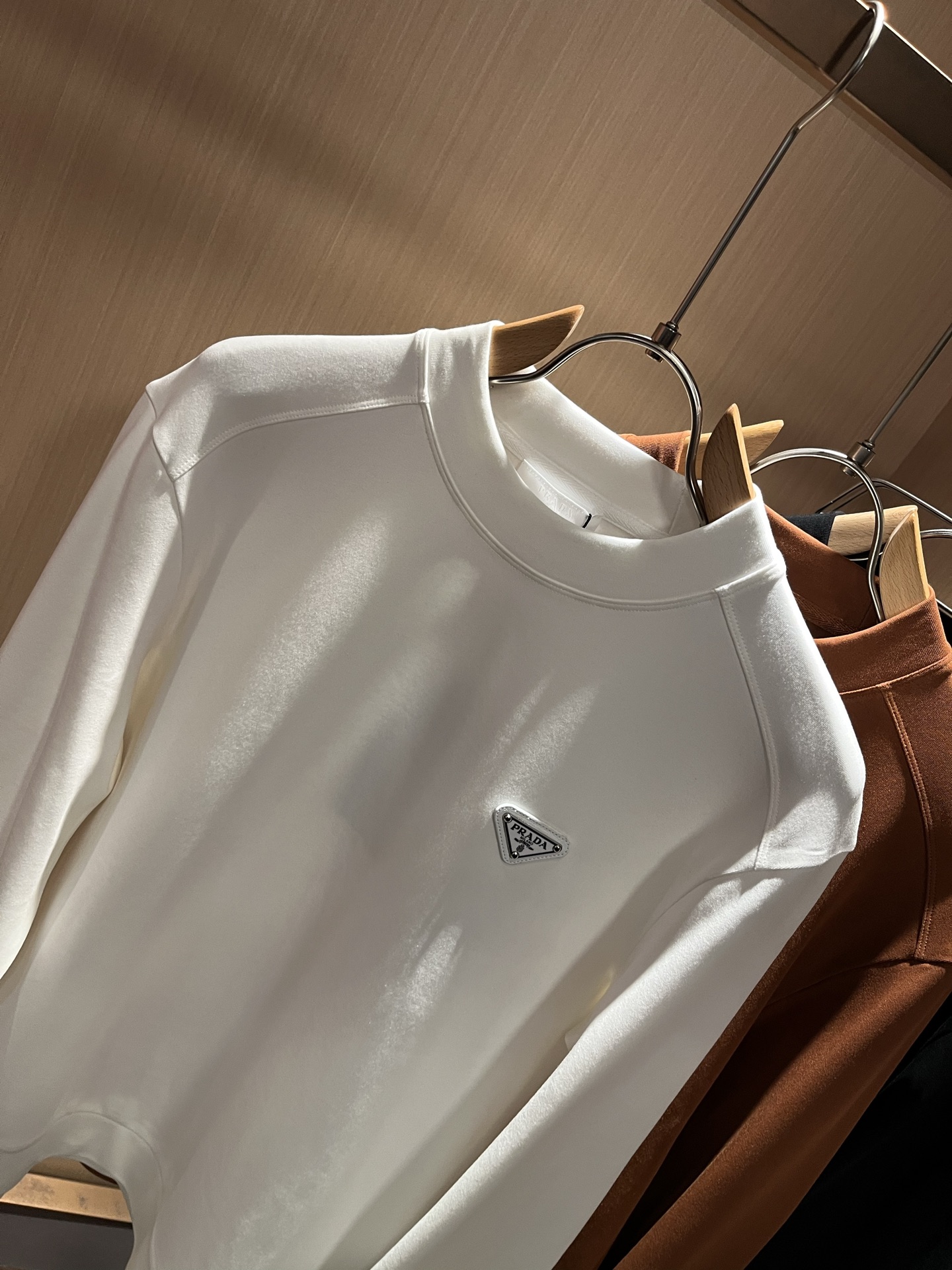 PRAD*A普*达2025秋冬新款男士长袖打底衫，最新款全网独家首上！！~既经典有时尚百搭，谁不爱啊，将