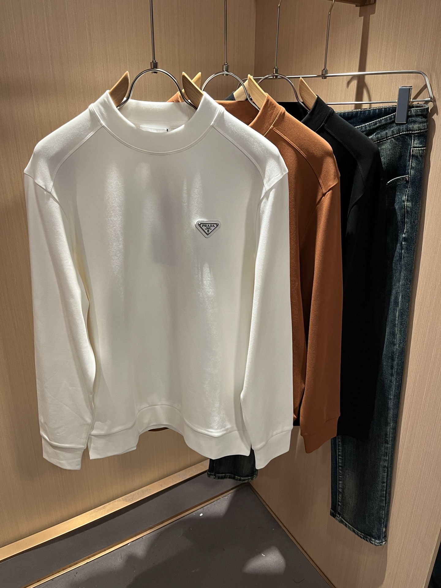 PRAD*A普*达2025秋冬新款男士长袖打底衫，最新款全网独家首上！！~既经典有时尚百搭，谁不爱啊，将