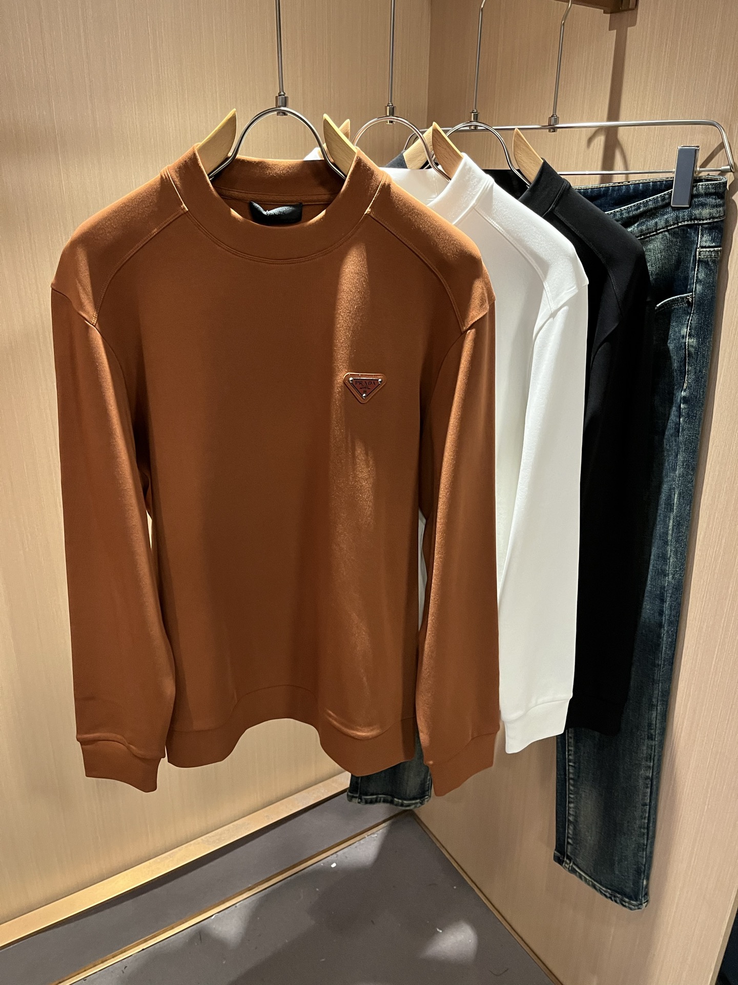 PRAD*A普*达2025秋冬新款男士长袖打底衫，最新款全网独家首上！！~既经典有时尚百搭，谁不爱啊，将