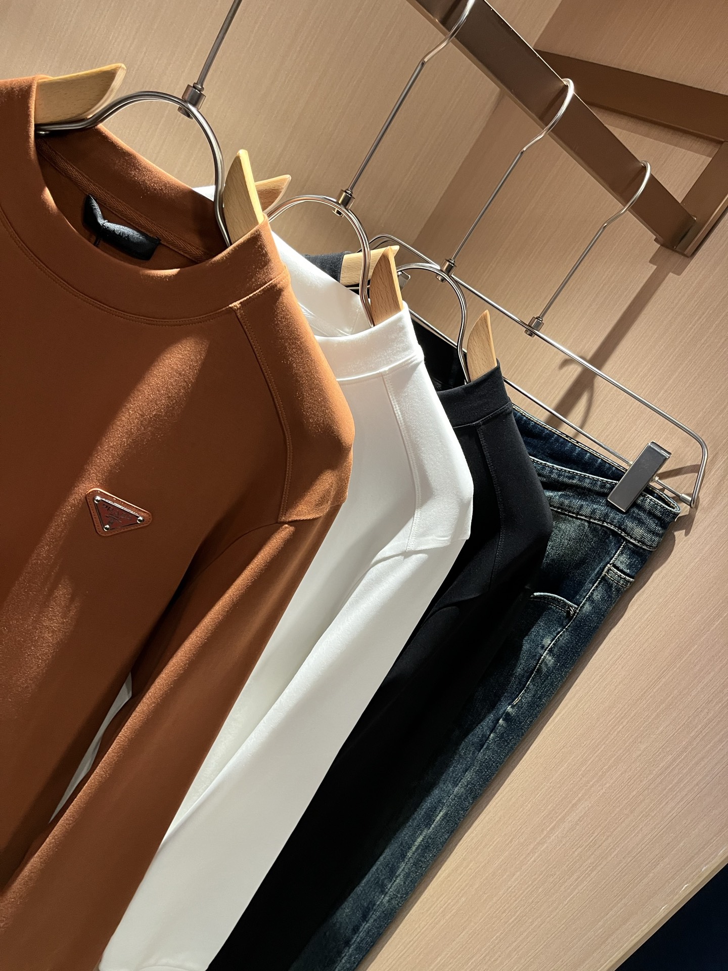 PRAD*A普*达2025秋冬新款男士长袖打底衫，最新款全网独家首上！！~既经典有时尚百搭，谁不爱啊，将