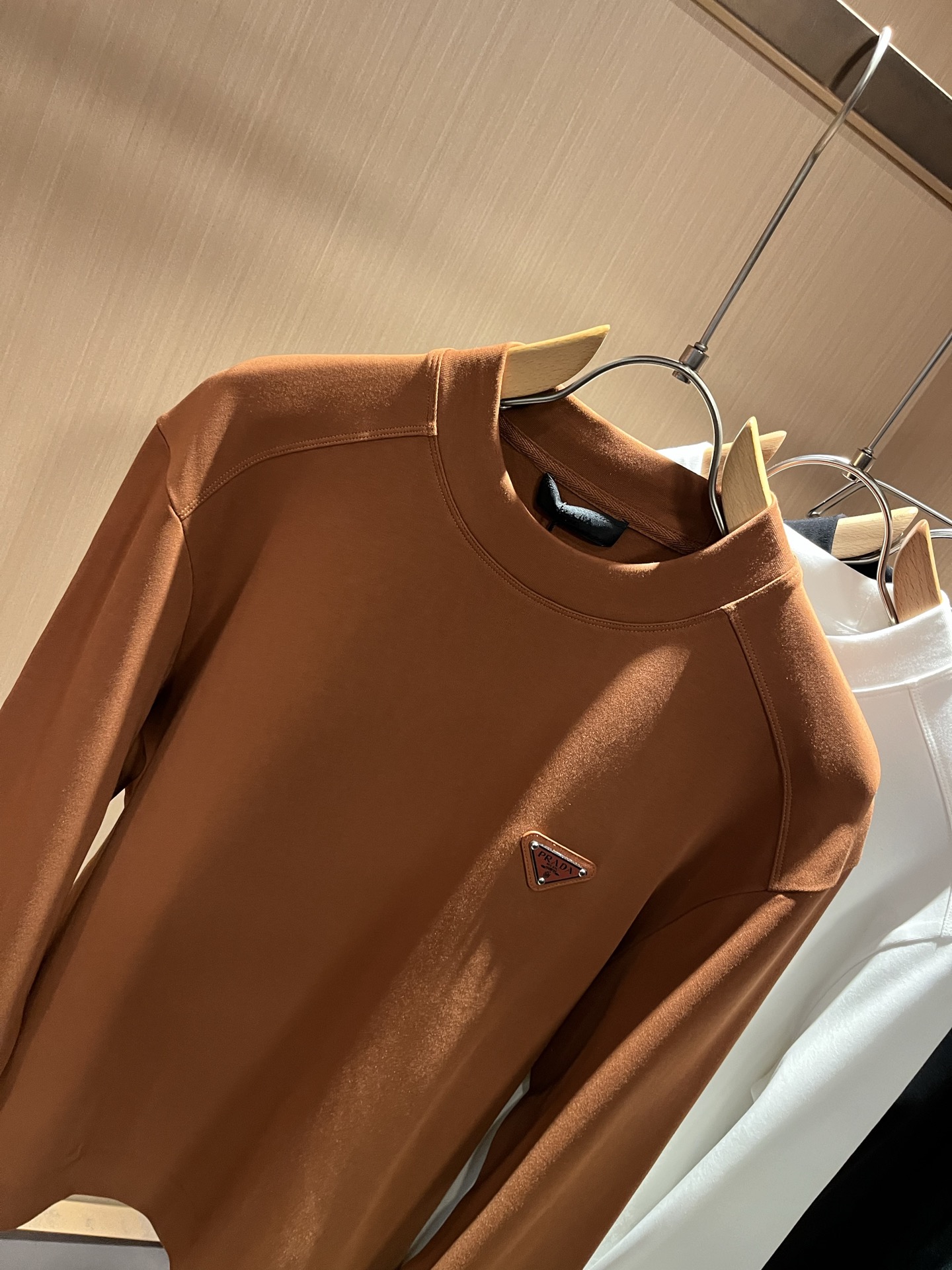 PRAD*A普*达2025秋冬新款男士长袖打底衫，最新款全网独家首上！！~既经典有时尚百搭，谁不爱啊，将