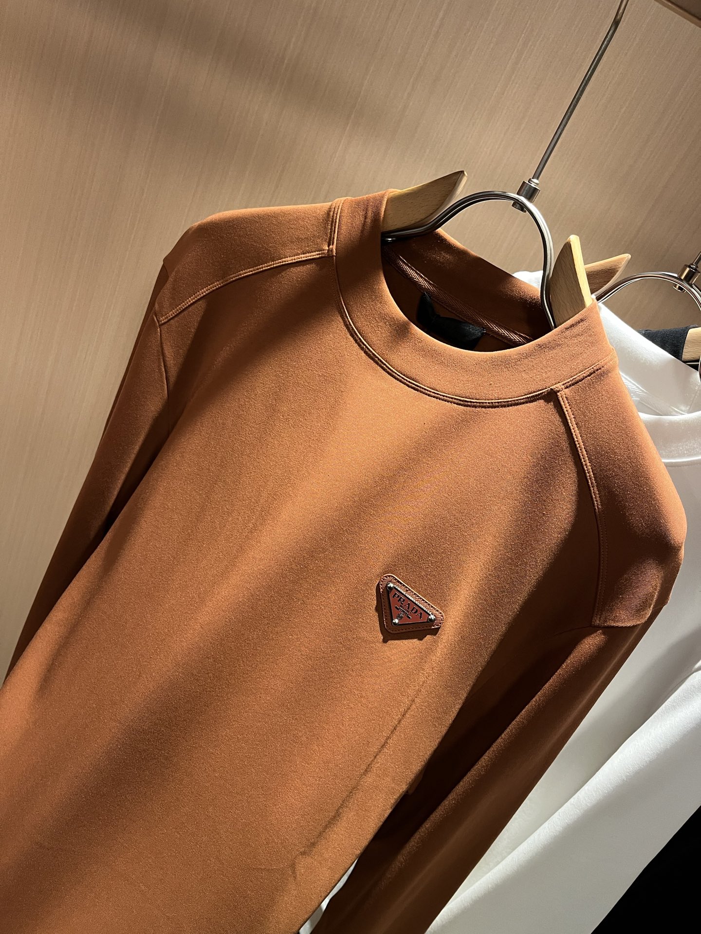 PRAD*A普*达2025秋冬新款男士长袖打底衫，最新款全网独家首上！！~既经典有时尚百搭，谁不爱啊，将