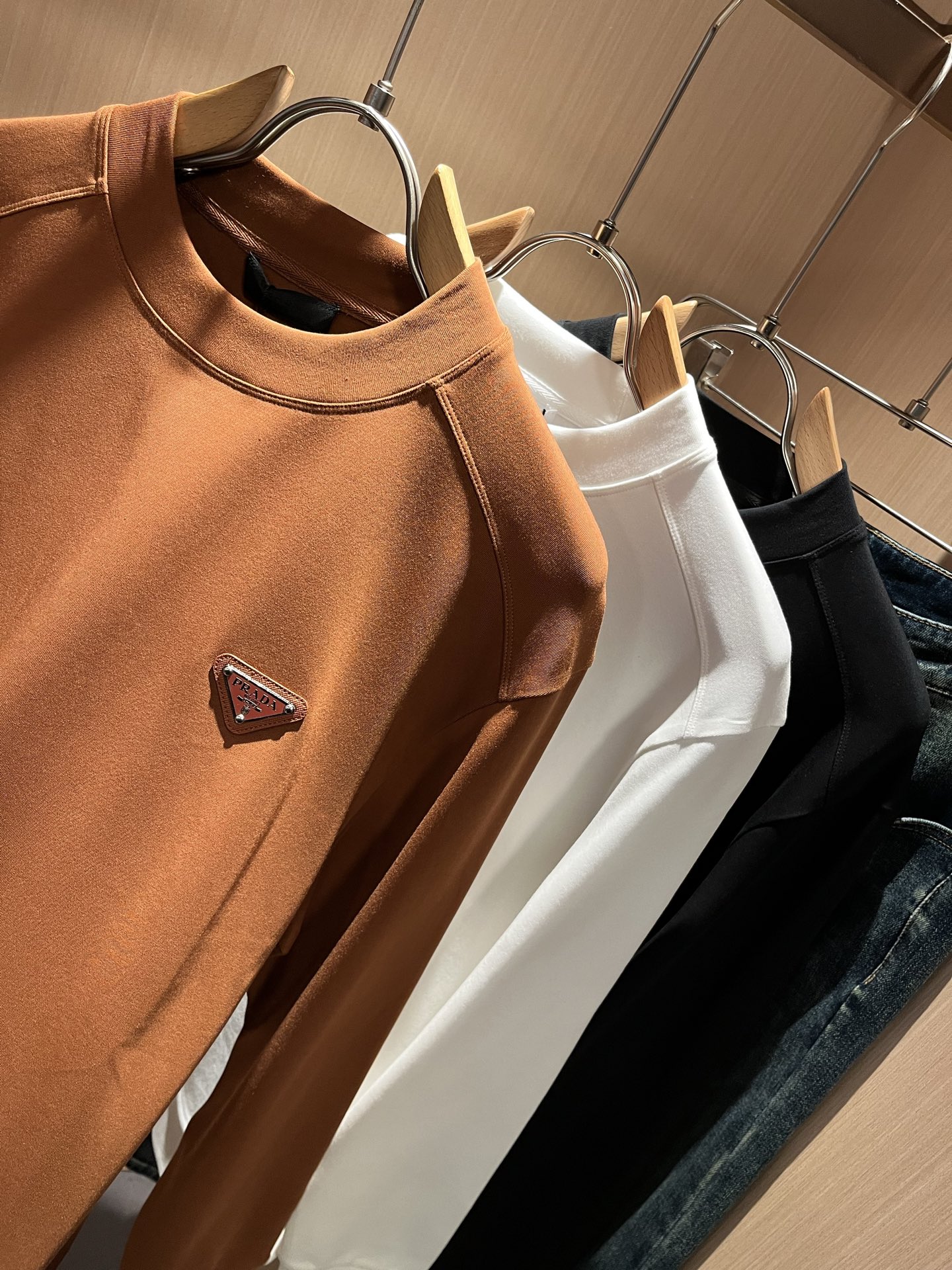 PRAD*A普*达2025秋冬新款男士长袖打底衫，最新款全网独家首上！！~既经典有时尚百搭，谁不爱啊，将