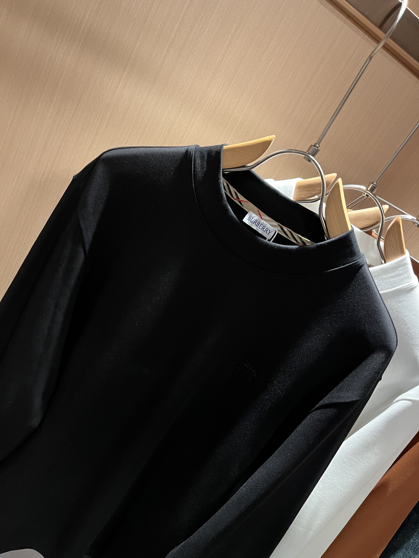 Bur*erry 巴*莉 2025秋冬新款男士打底衫，品牌最新设计元素！既不单调也不复杂,恰到好处的展现