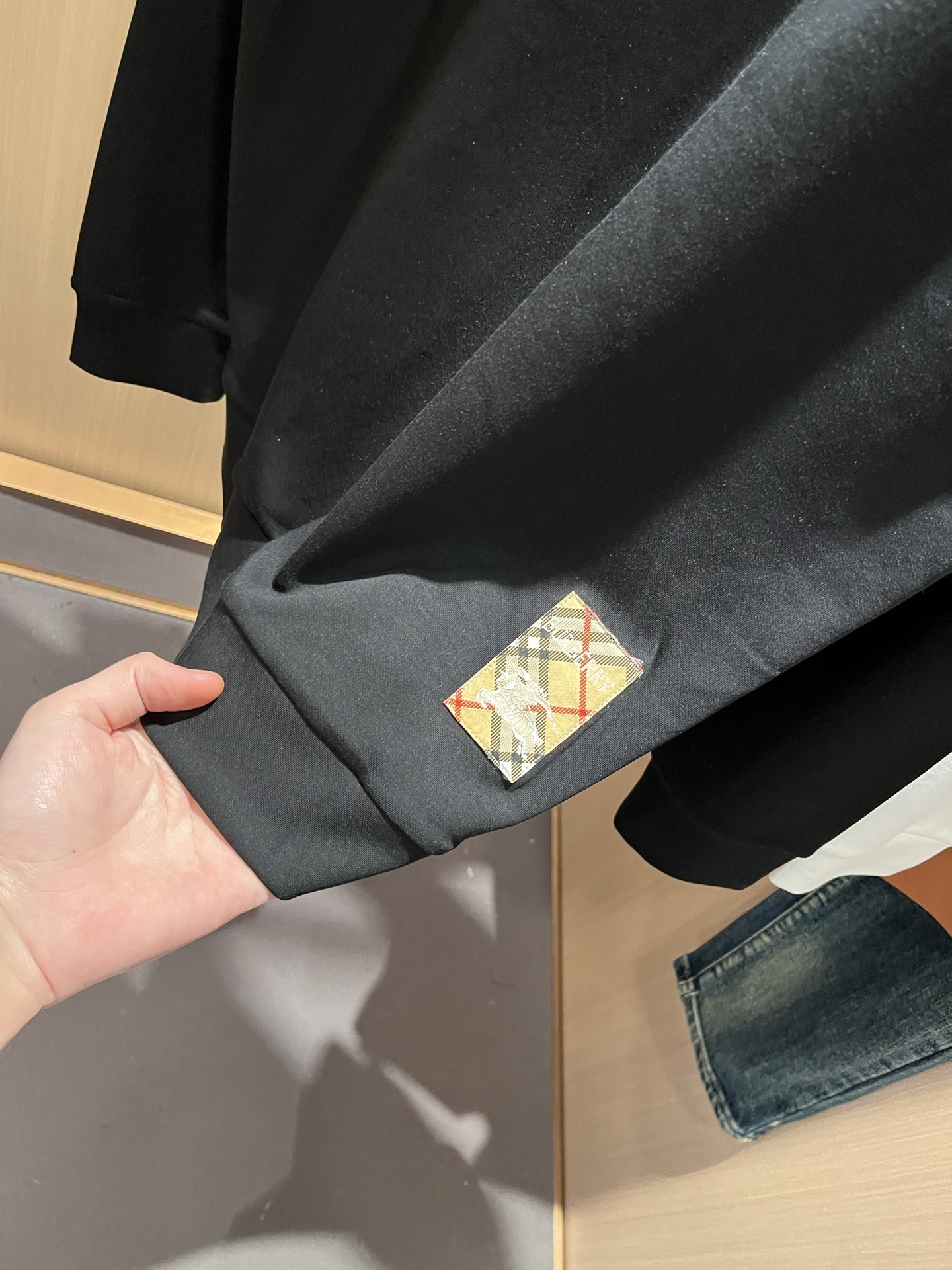 Bur*erry 巴*莉 2025秋冬新款男士打底衫，品牌最新设计元素！既不单调也不复杂,恰到好处的展现