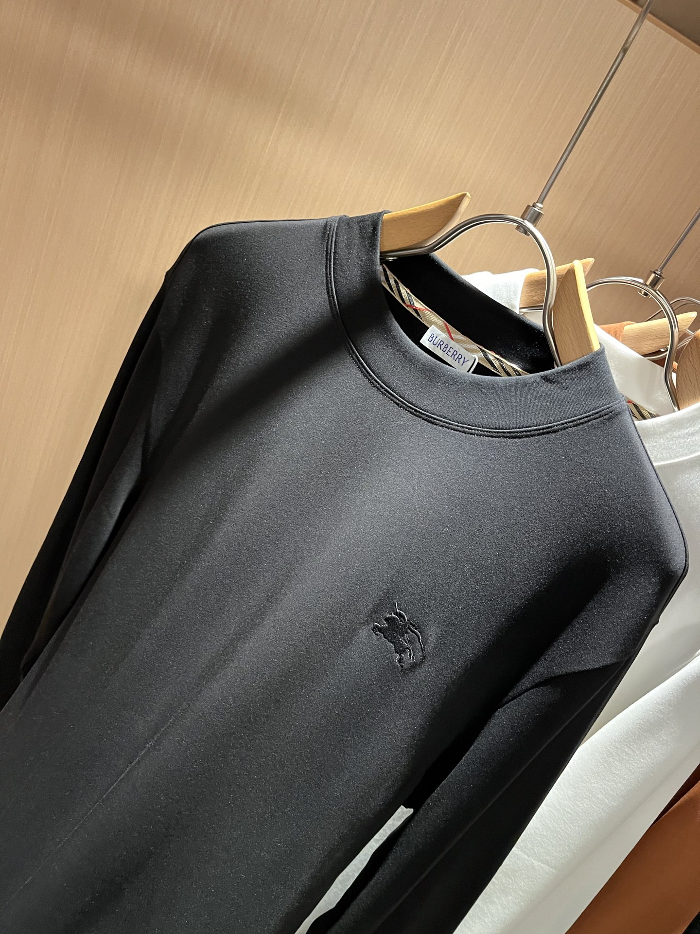 Bur*erry 巴*莉 2025秋冬新款男士打底衫，品牌最新设计元素！既不单调也不复杂,恰到好处的展现