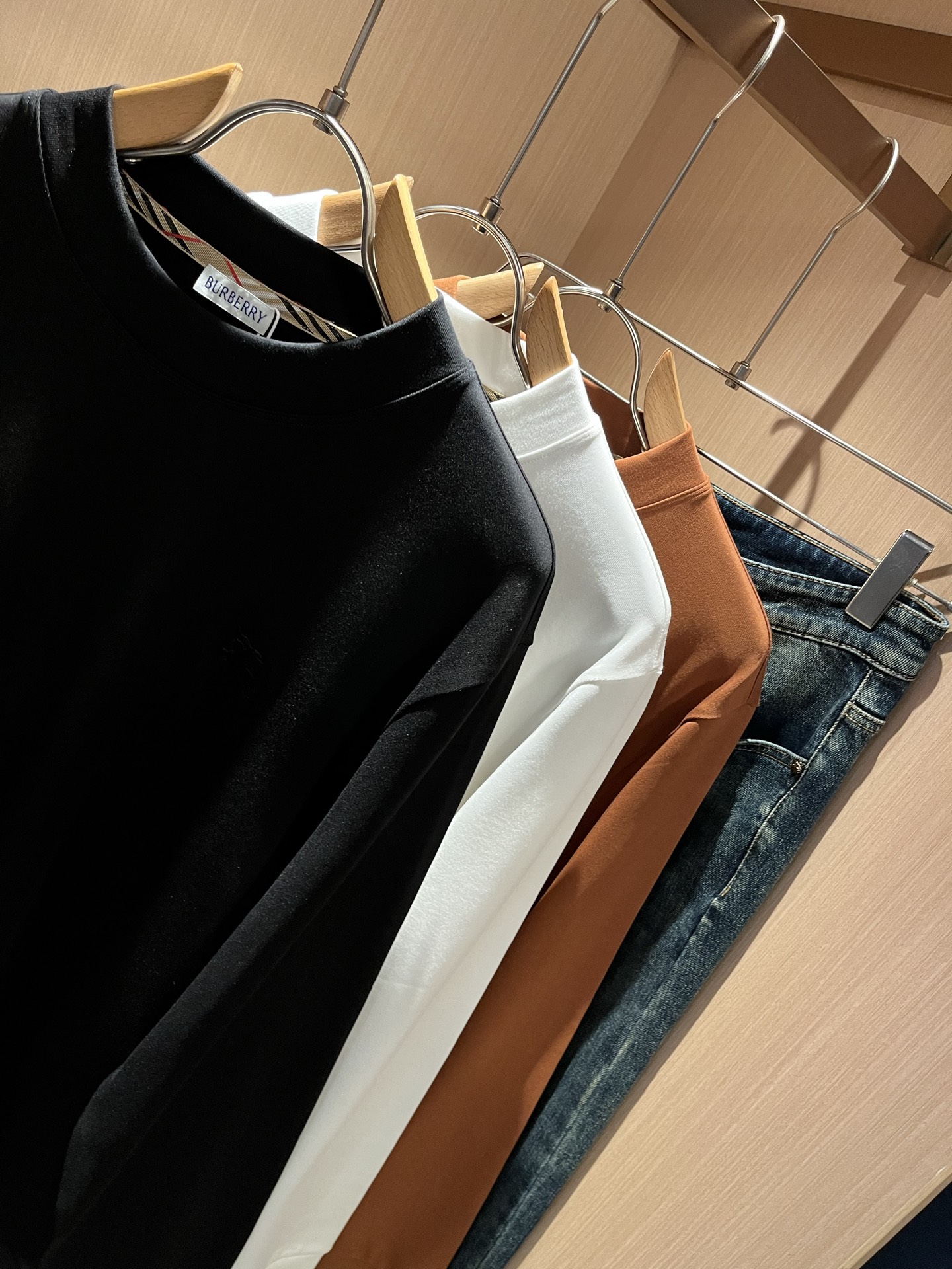 Bur*erry 巴*莉 2025秋冬新款男士打底衫，品牌最新设计元素！既不单调也不复杂,恰到好处的展现