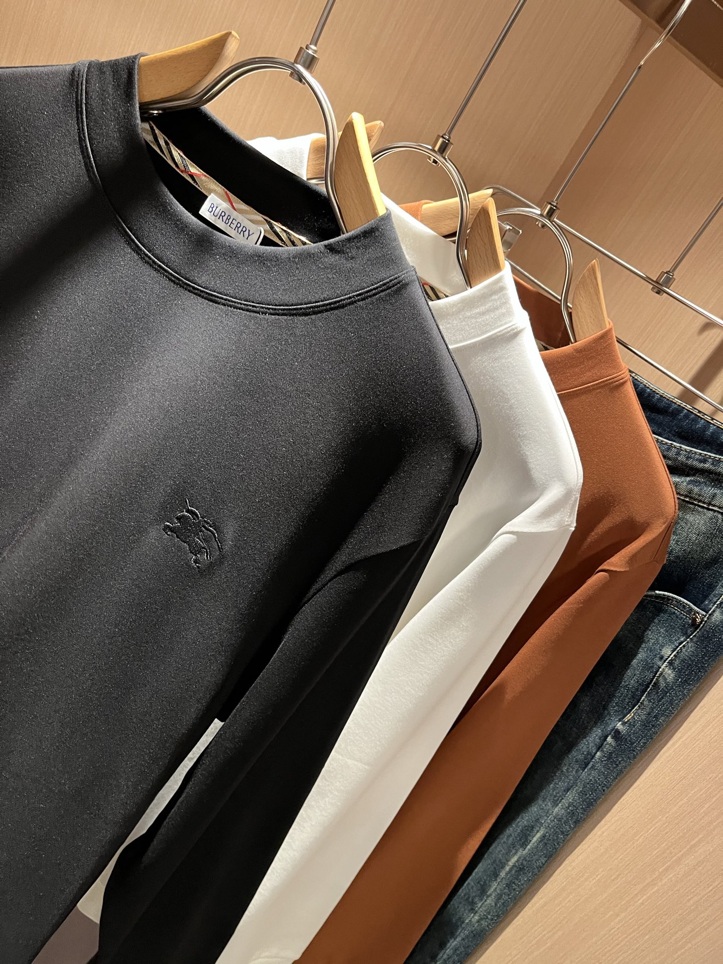 Bur*erry 巴*莉 2025秋冬新款男士打底衫，品牌最新设计元素！既不单调也不复杂,恰到好处的展现