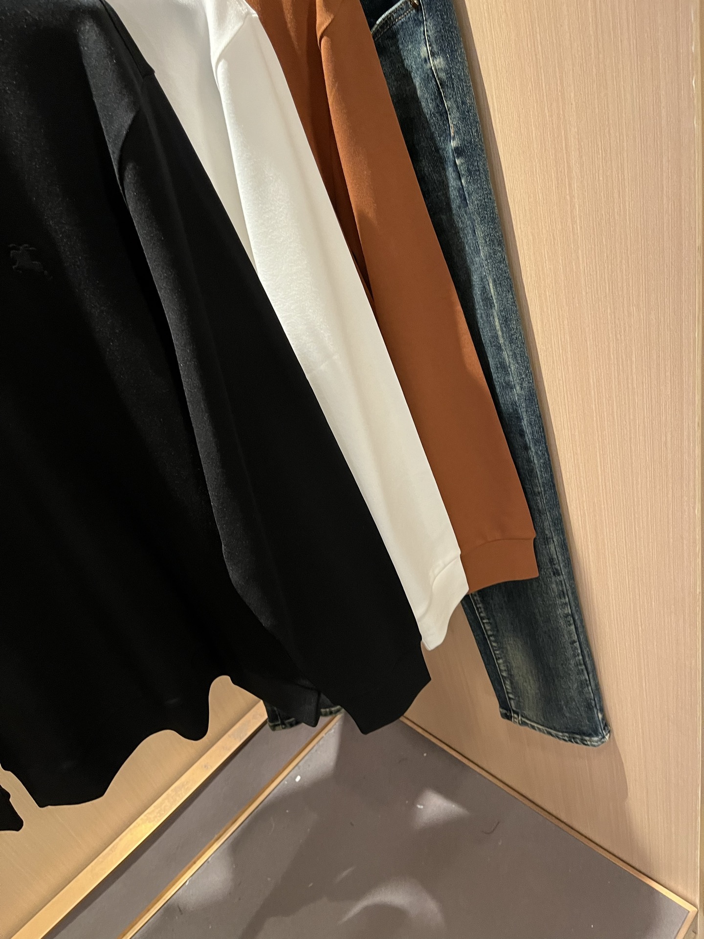 Bur*erry 巴*莉 2025秋冬新款男士打底衫，品牌最新设计元素！既不单调也不复杂,恰到好处的展现