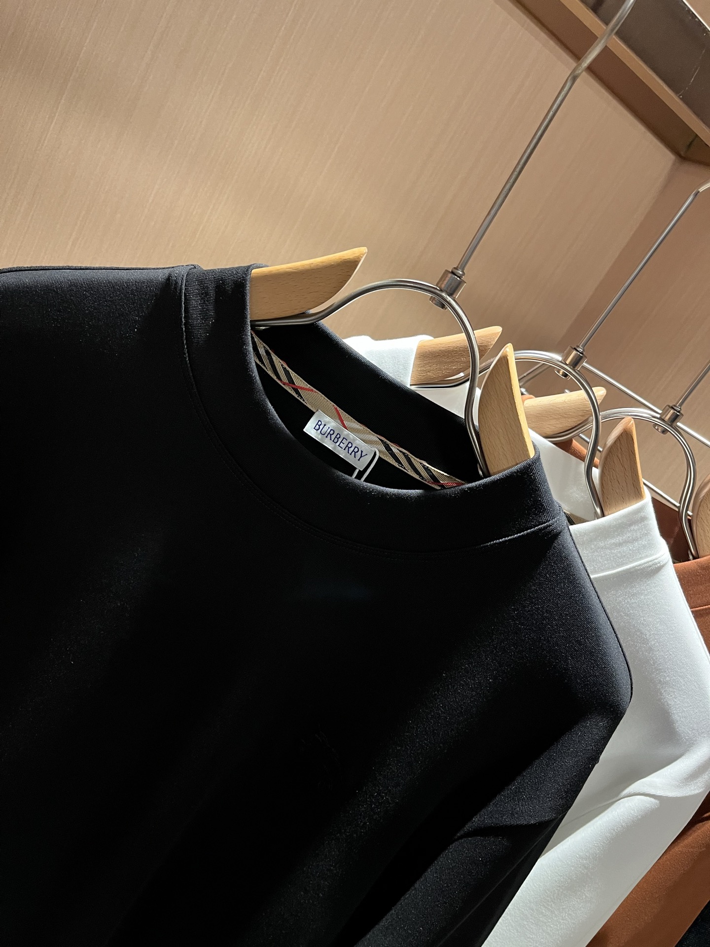 Bur*erry 巴*莉 2025秋冬新款男士打底衫，品牌最新设计元素！既不单调也不复杂,恰到好处的展现