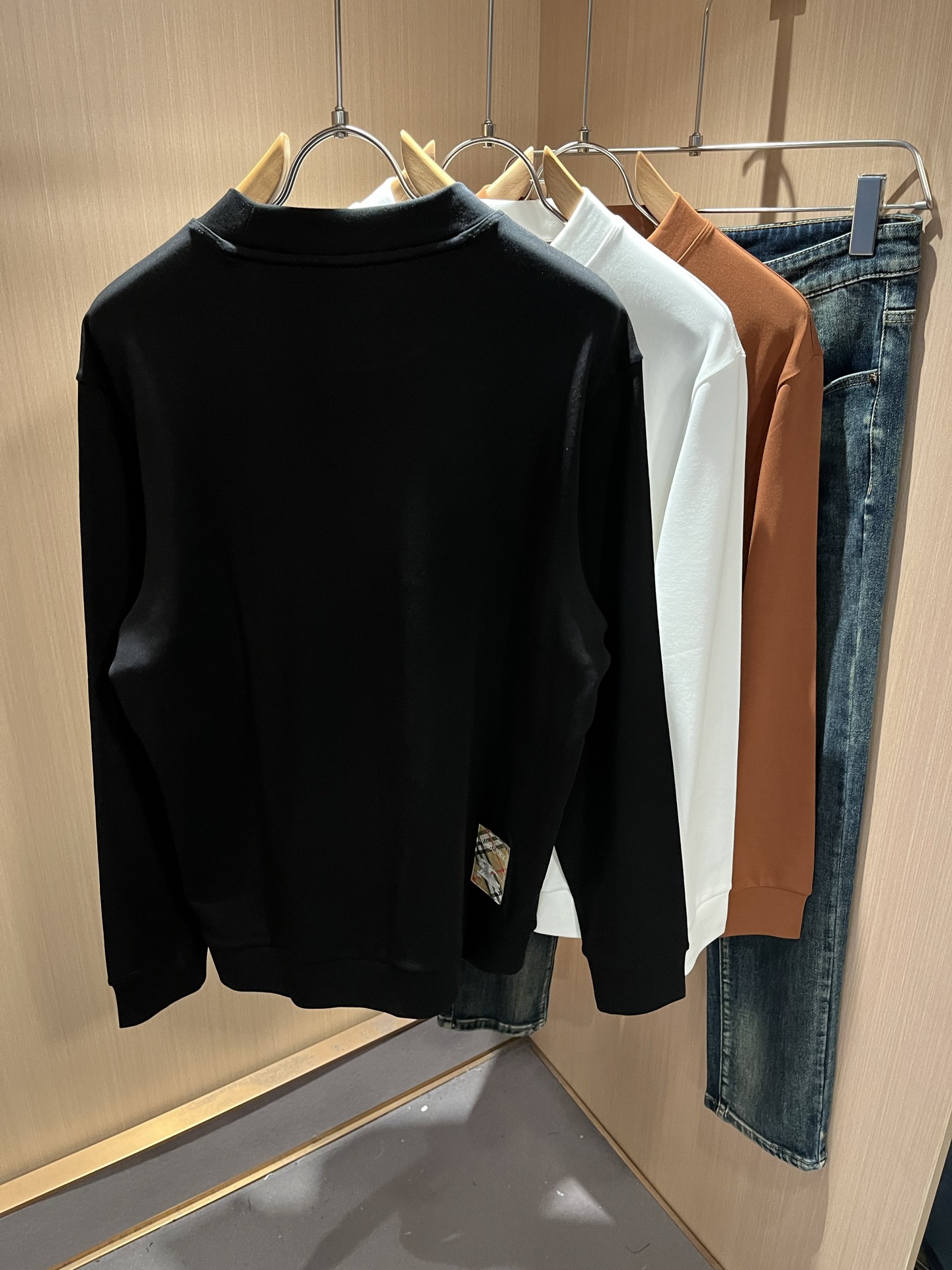 Bur*erry 巴*莉 2025秋冬新款男士打底衫，品牌最新设计元素！既不单调也不复杂,恰到好处的展现