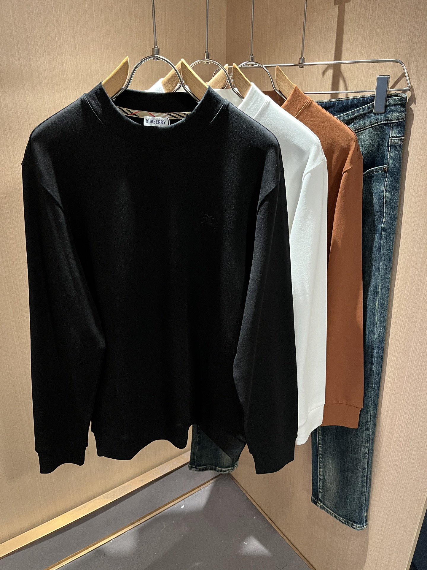 Bur*erry 巴*莉 2025秋冬新款男士打底衫，品牌最新设计元素！既不单调也不复杂,恰到好处的展现