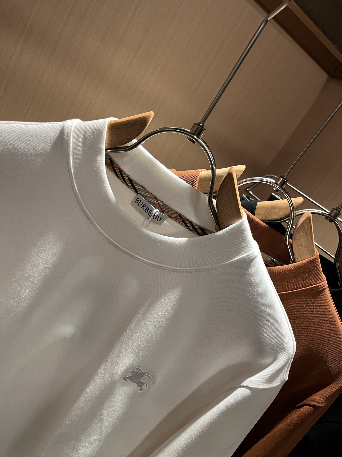 Bur*erry 巴*莉 2025秋冬新款男士打底衫，品牌最新设计元素！既不单调也不复杂,恰到好处的展现