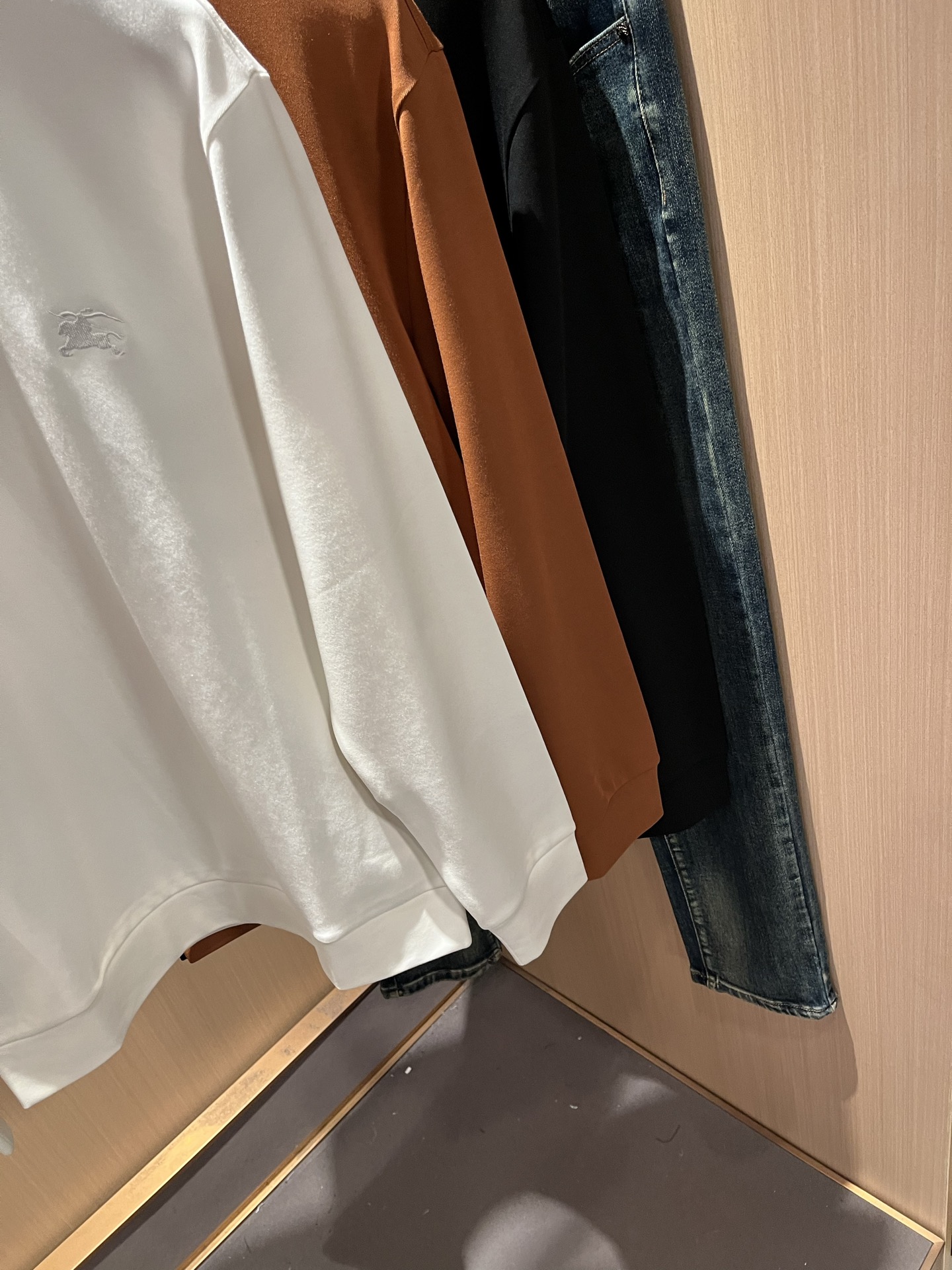 Bur*erry 巴*莉 2025秋冬新款男士打底衫，品牌最新设计元素！既不单调也不复杂,恰到好处的展现