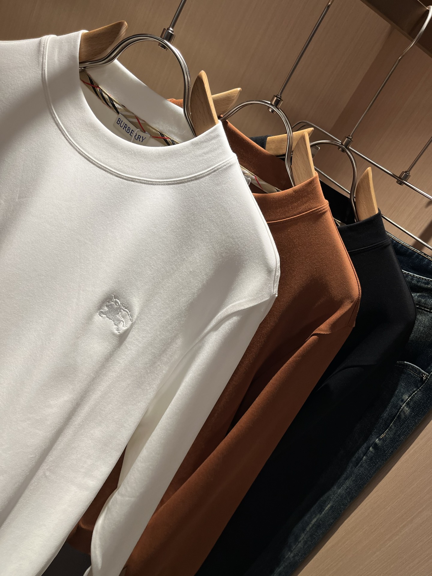 Bur*erry 巴*莉 2025秋冬新款男士打底衫，品牌最新设计元素！既不单调也不复杂,恰到好处的展现