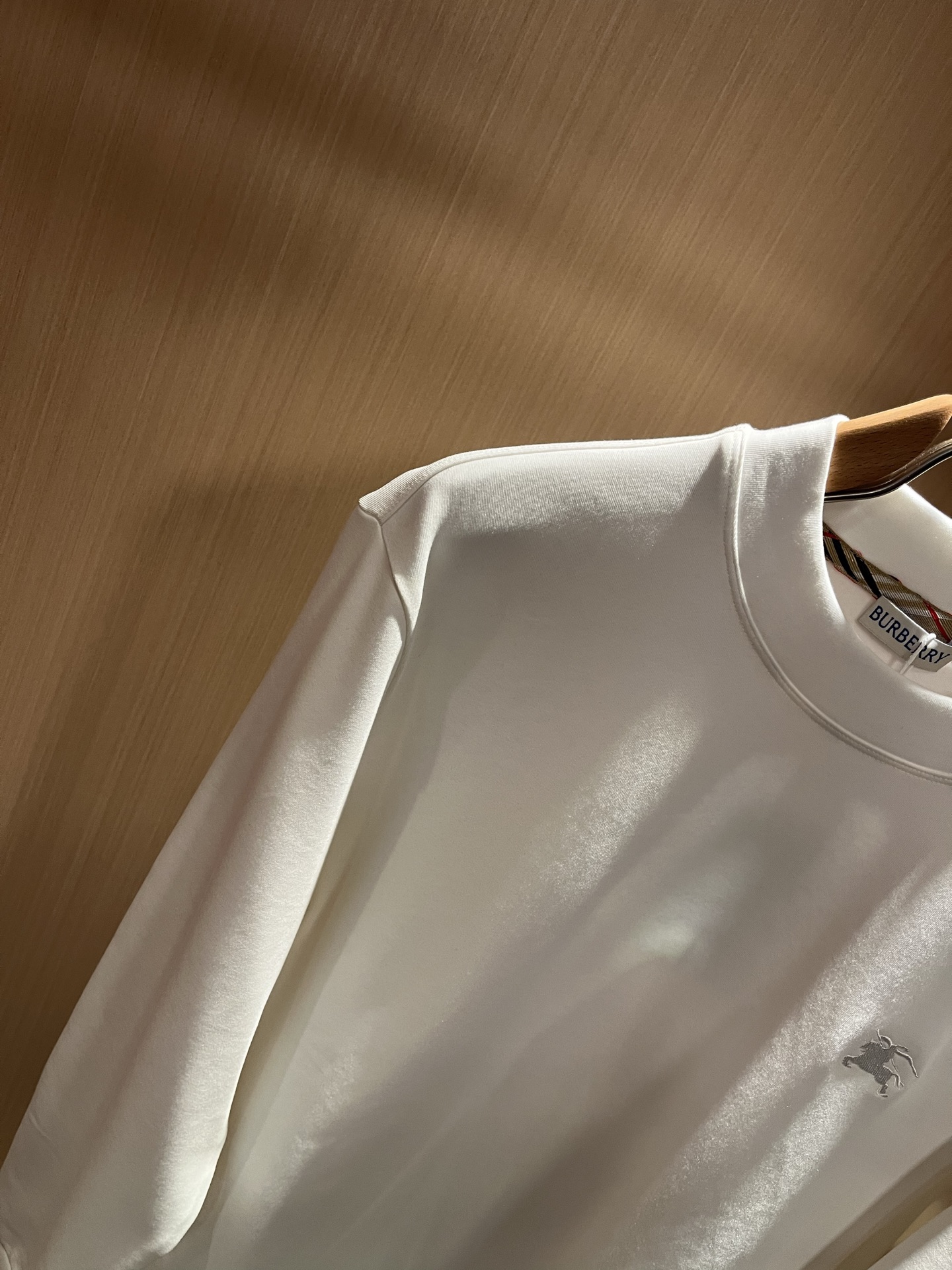 Bur*erry 巴*莉 2025秋冬新款男士打底衫，品牌最新设计元素！既不单调也不复杂,恰到好处的展现