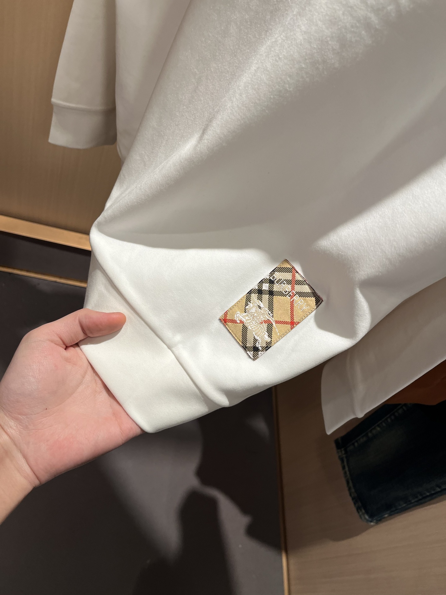 Bur*erry 巴*莉 2025秋冬新款男士打底衫，品牌最新设计元素！既不单调也不复杂,恰到好处的展现