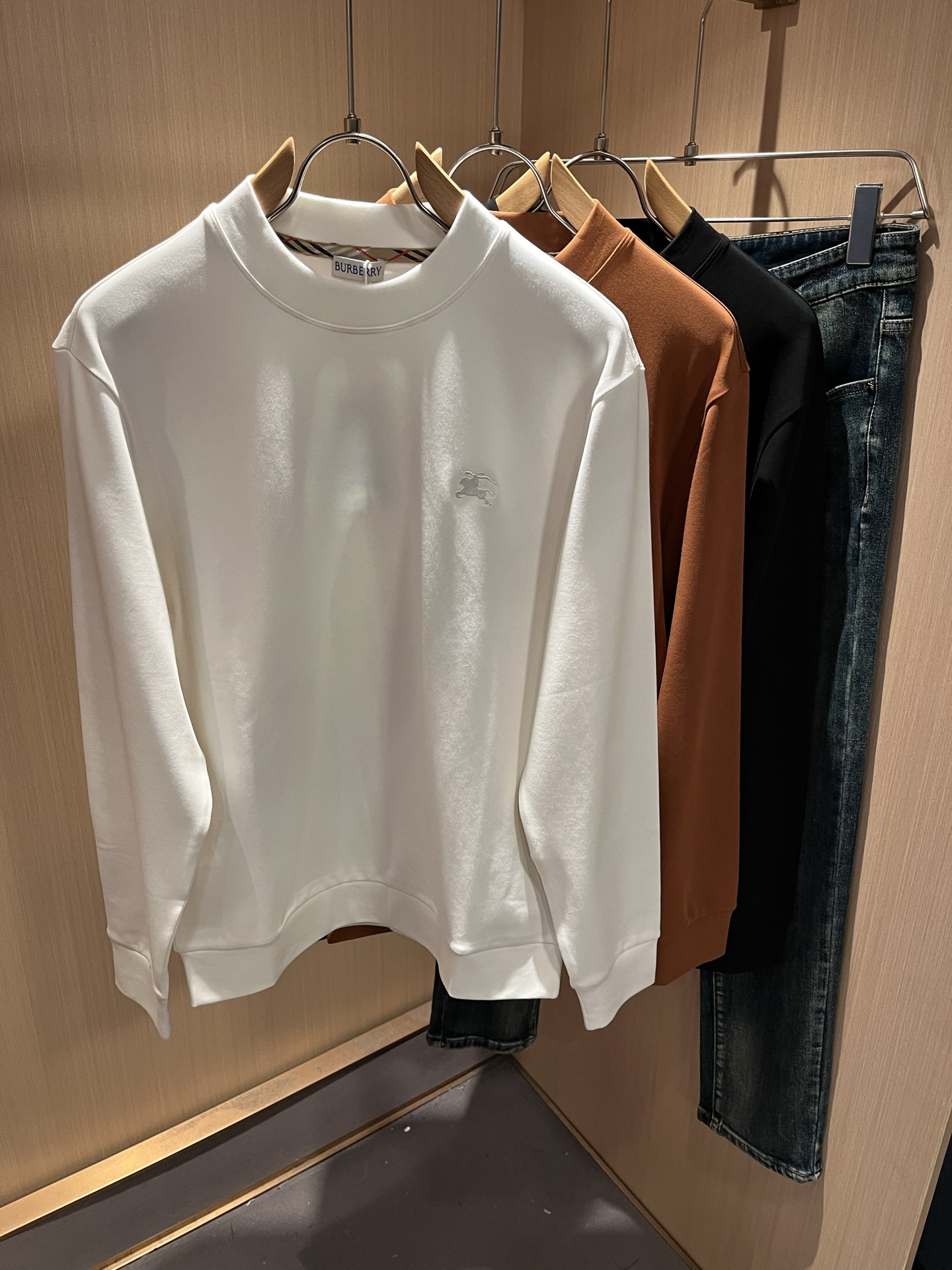 Bur*erry 巴*莉 2025秋冬新款男士打底衫，品牌最新设计元素！既不单调也不复杂,恰到好处的展现