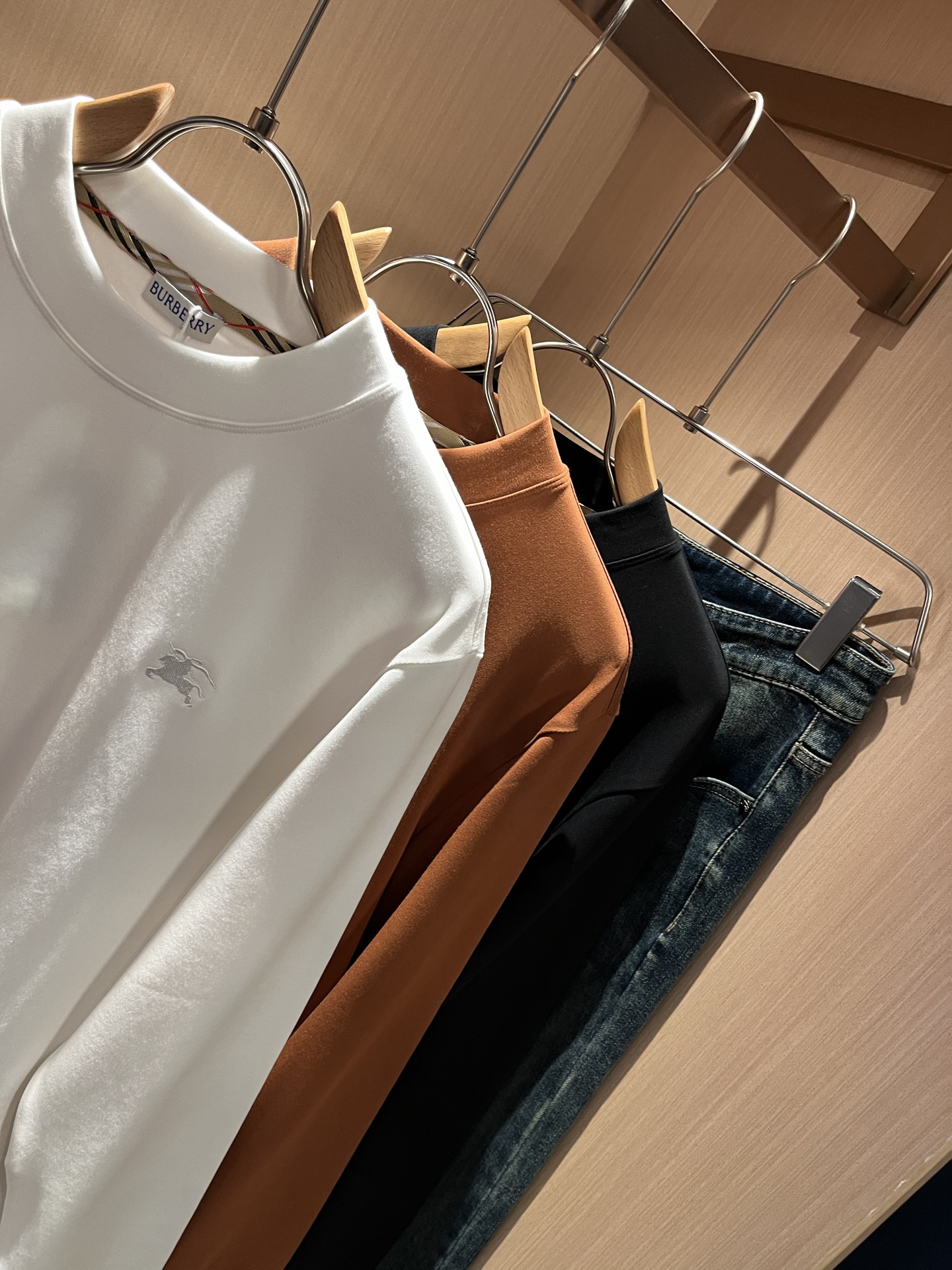 Bur*erry 巴*莉 2025秋冬新款男士打底衫，品牌最新设计元素！既不单调也不复杂,恰到好处的展现