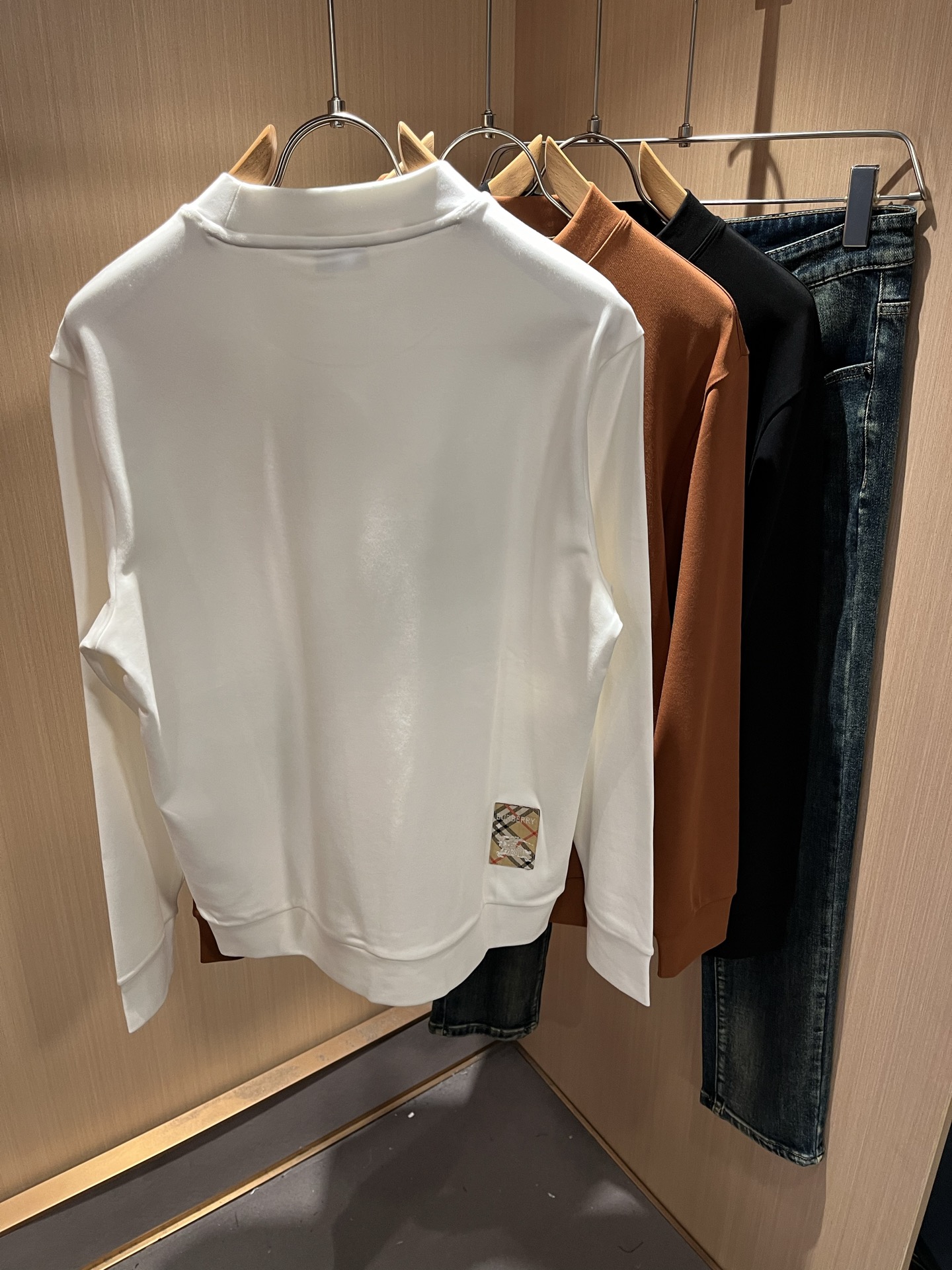 Bur*erry 巴*莉 2025秋冬新款男士打底衫，品牌最新设计元素！既不单调也不复杂,恰到好处的展现