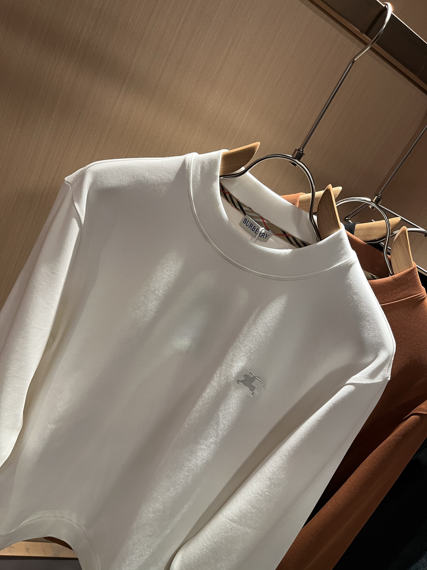 Bur*erry 巴*莉 2025秋冬新款男士打底衫，品牌最新设计元素！既不单调也不复杂,恰到好处的展现