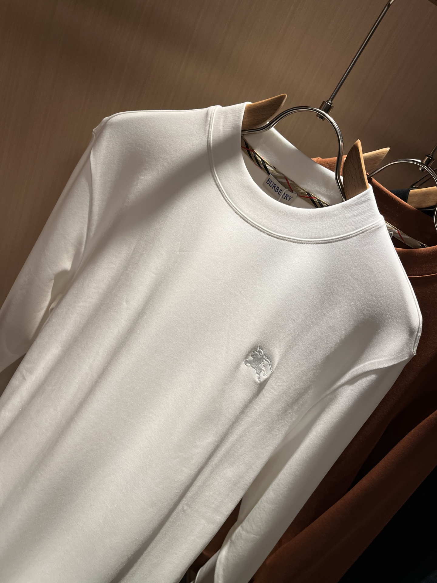 Bur*erry 巴*莉 2025秋冬新款男士打底衫，品牌最新设计元素！既不单调也不复杂,恰到好处的展现