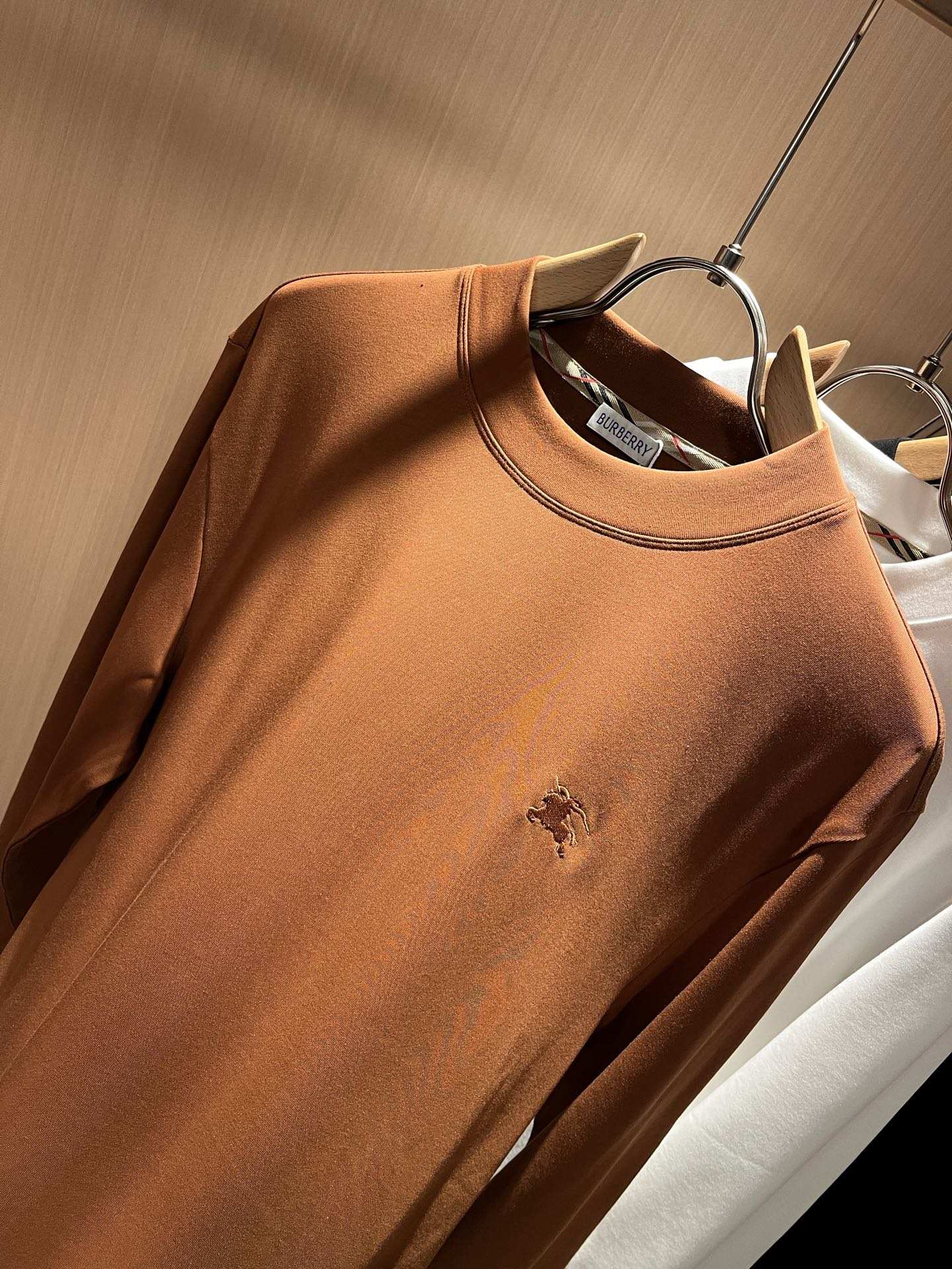 Bur*erry 巴*莉 2025秋冬新款男士打底衫，品牌最新设计元素！既不单调也不复杂,恰到好处的展现