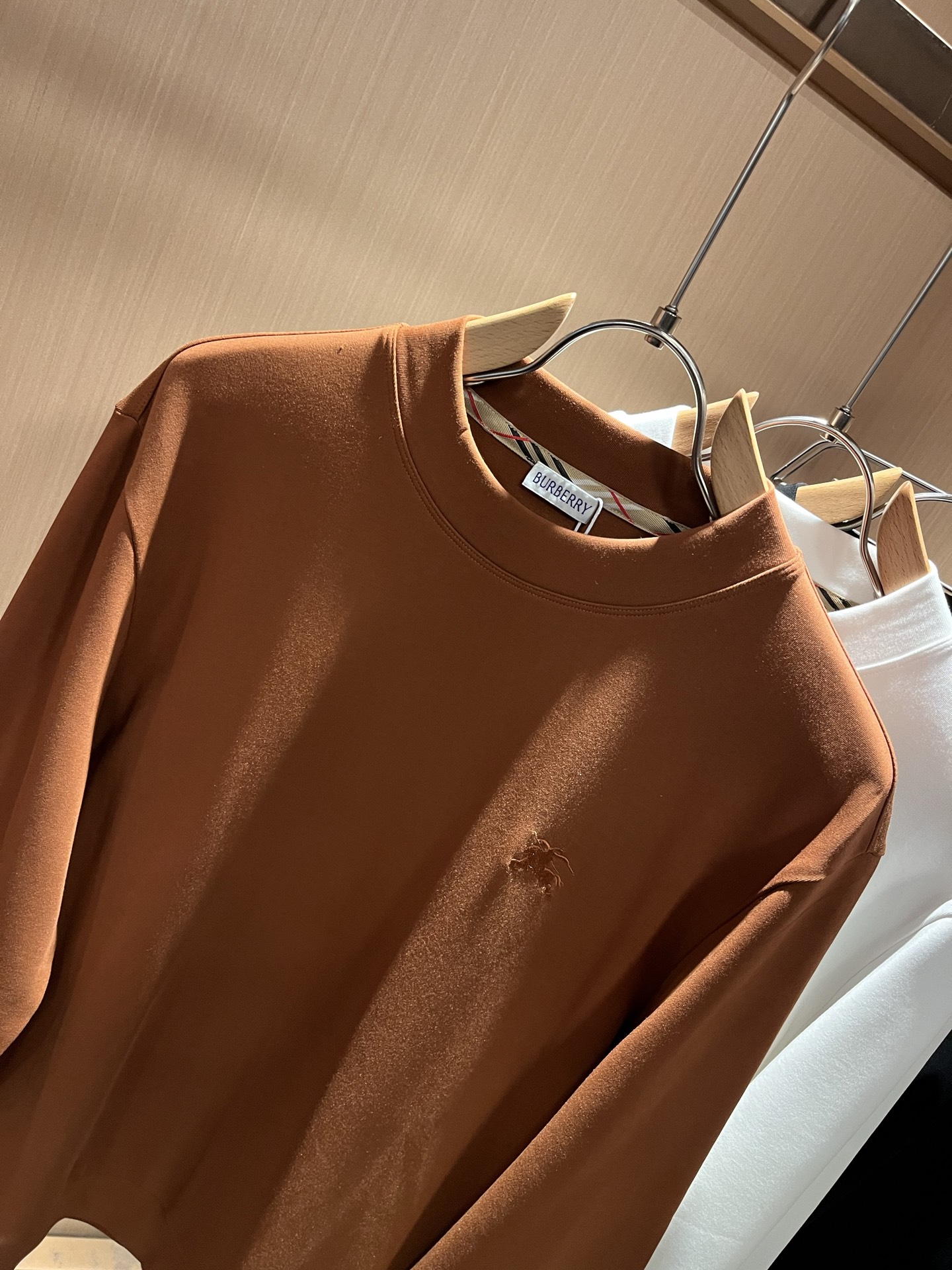 Bur*erry 巴*莉 2025秋冬新款男士打底衫，品牌最新设计元素！既不单调也不复杂,恰到好处的展现