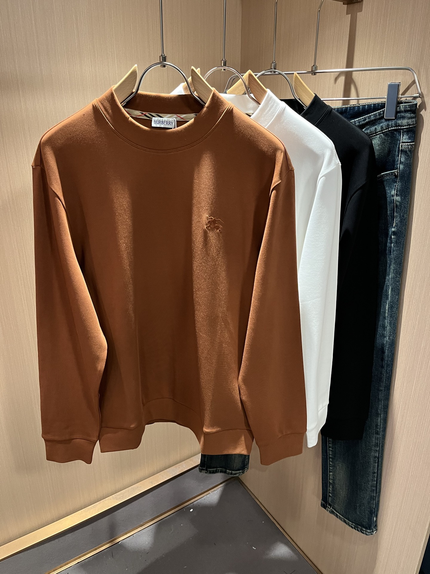 Bur*erry 巴*莉 2025秋冬新款男士打底衫，品牌最新设计元素！既不单调也不复杂,恰到好处的展现