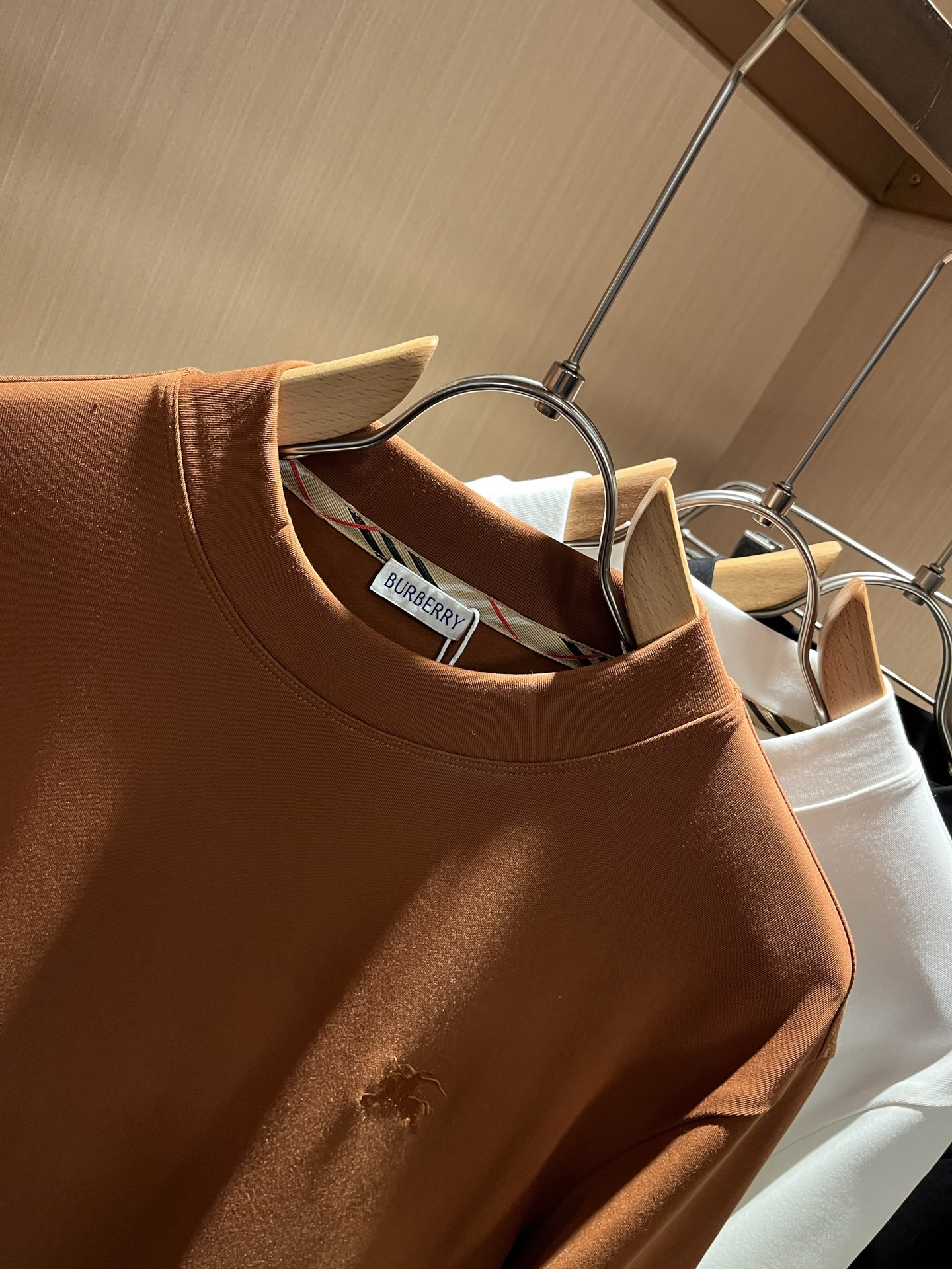 Bur*erry 巴*莉 2025秋冬新款男士打底衫，品牌最新设计元素！既不单调也不复杂,恰到好处的展现