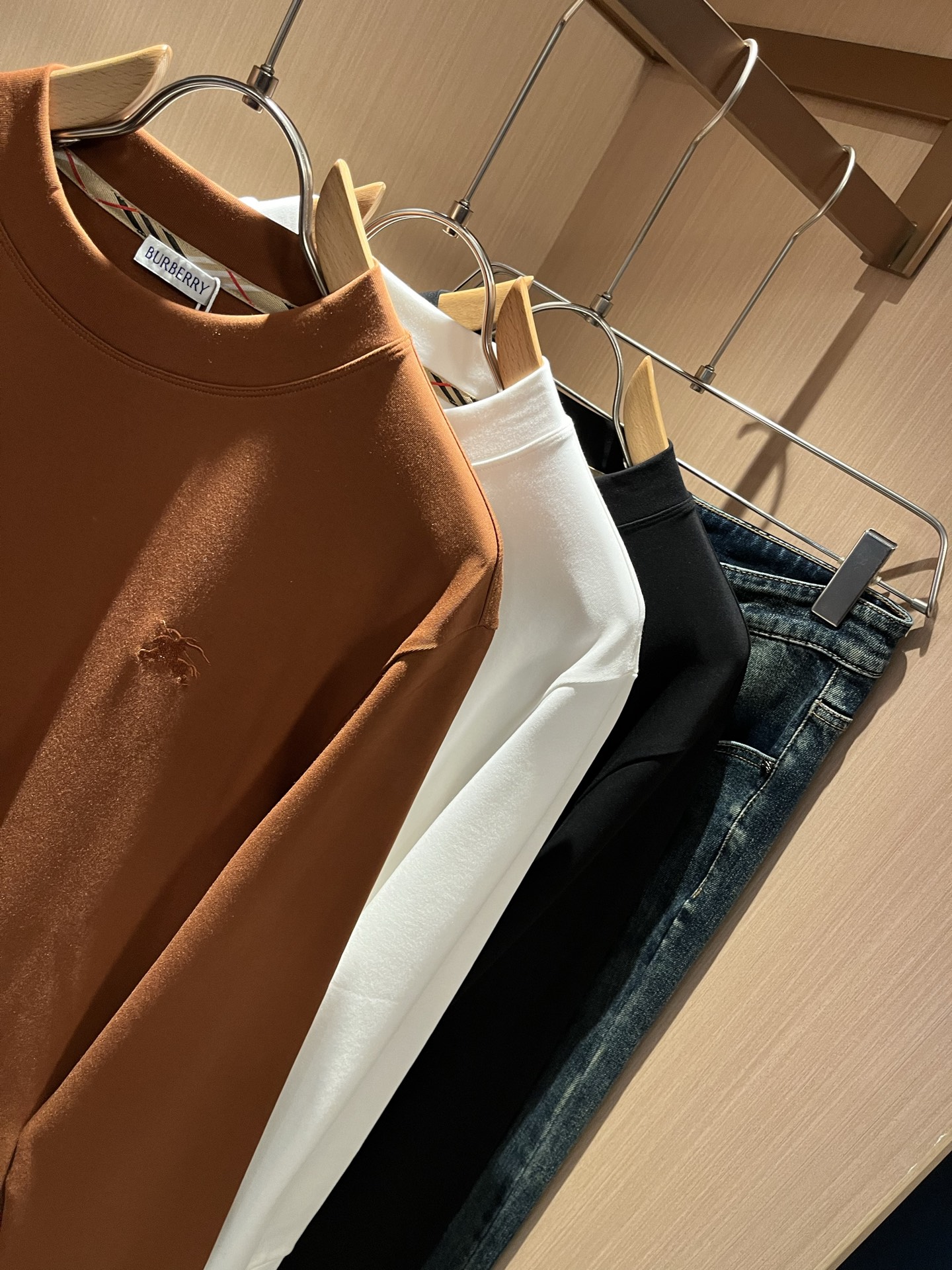 Bur*erry 巴*莉 2025秋冬新款男士打底衫，品牌最新设计元素！既不单调也不复杂,恰到好处的展现