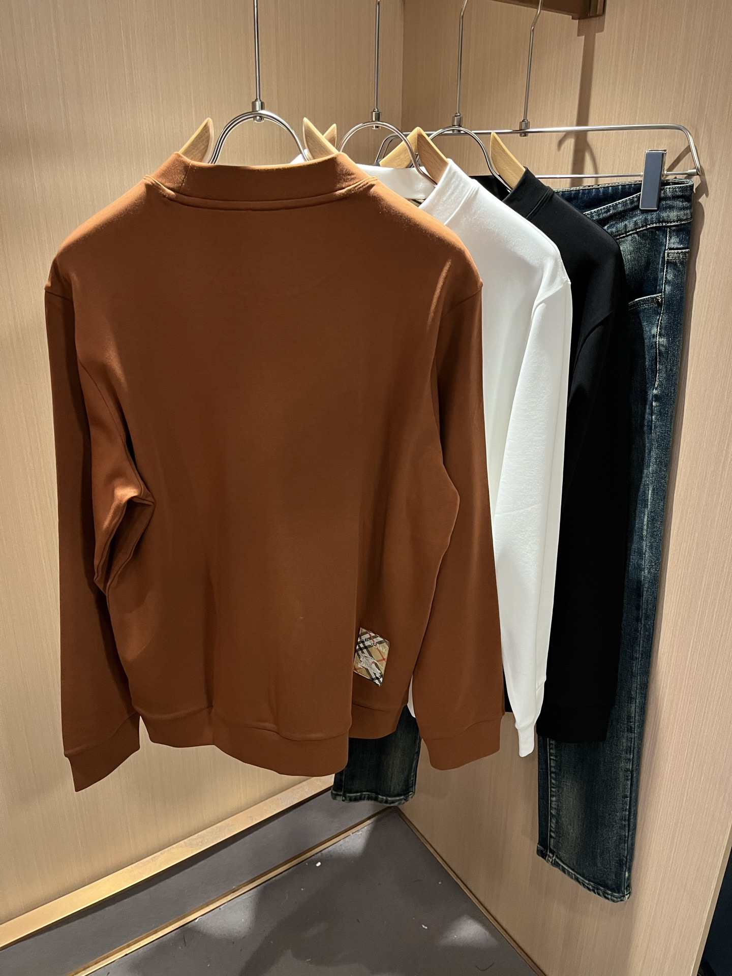 Bur*erry 巴*莉 2025秋冬新款男士打底衫，品牌最新设计元素！既不单调也不复杂,恰到好处的展现