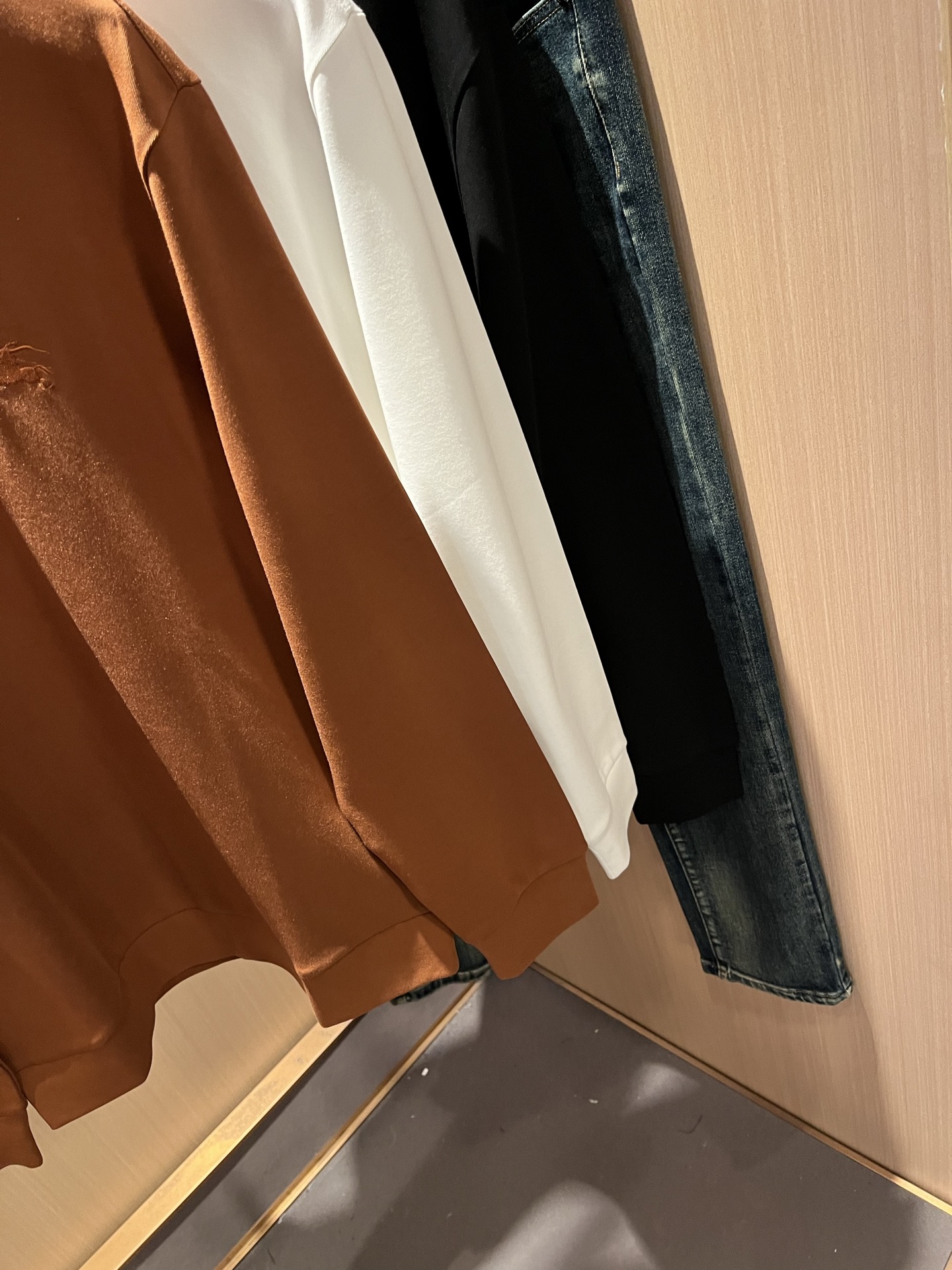 Bur*erry 巴*莉 2025秋冬新款男士打底衫，品牌最新设计元素！既不单调也不复杂,恰到好处的展现