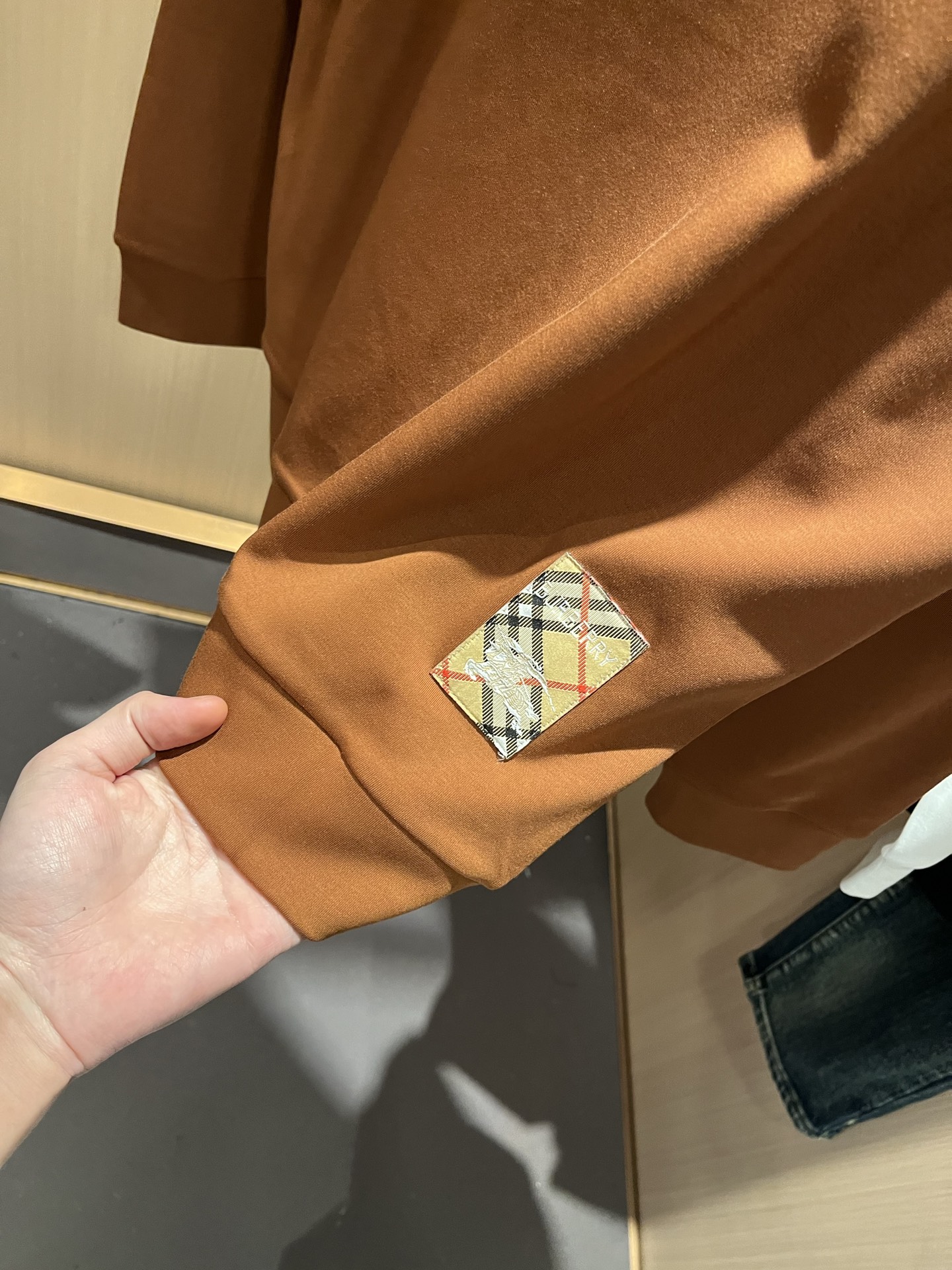 Bur*erry 巴*莉 2025秋冬新款男士打底衫，品牌最新设计元素！既不单调也不复杂,恰到好处的展现