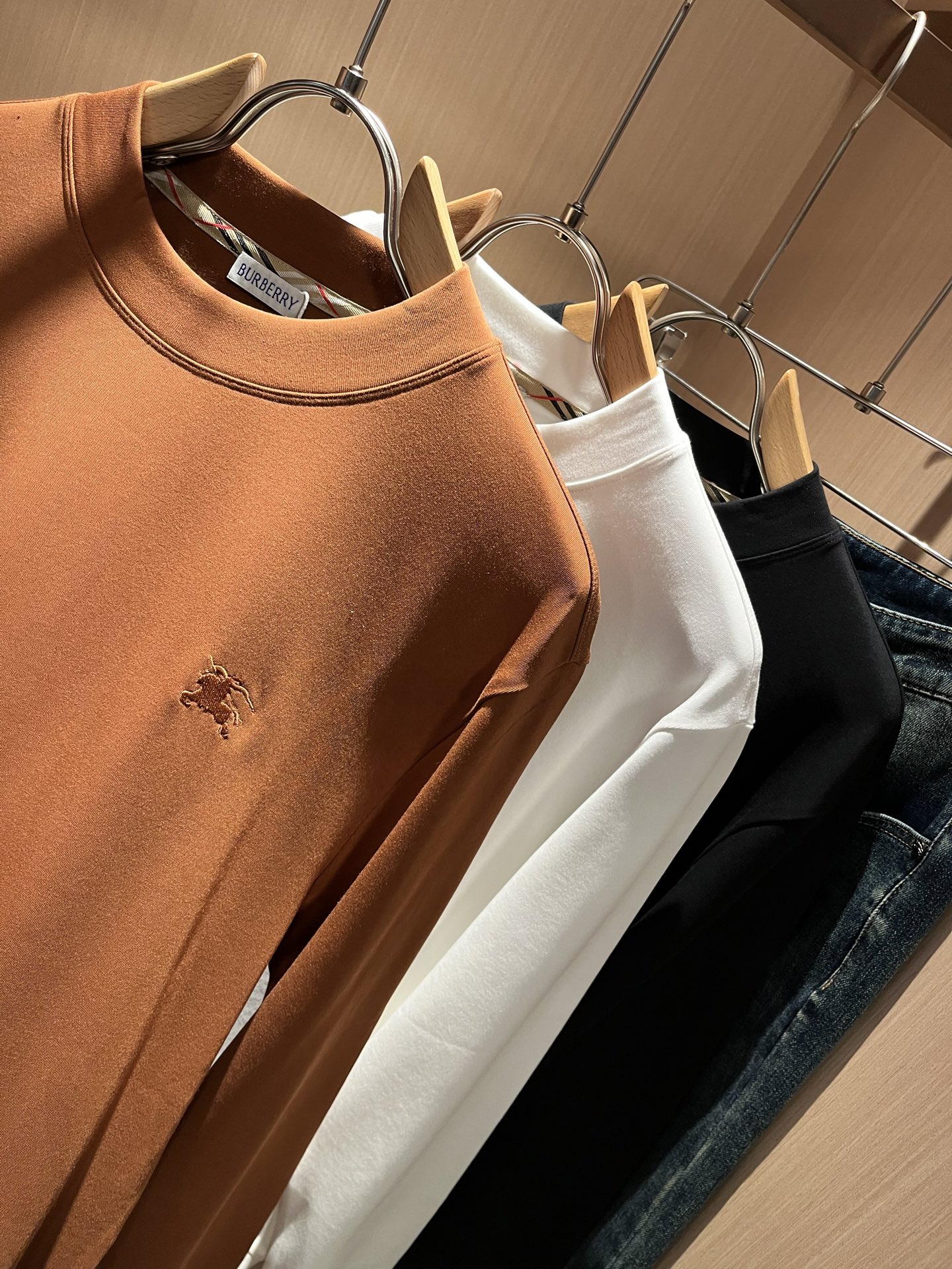 Bur*erry 巴*莉 2025秋冬新款男士打底衫，品牌最新设计元素！既不单调也不复杂,恰到好处的展现