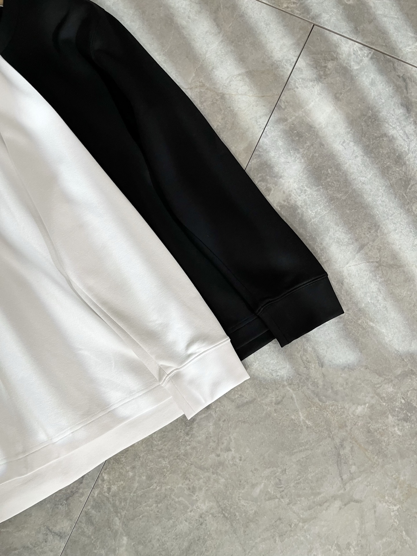 Moncler蒙口2025秋冬新款贸易订单长袖打底衫，全品相！！网红款！胸前logo图案压胶设计！上身舒