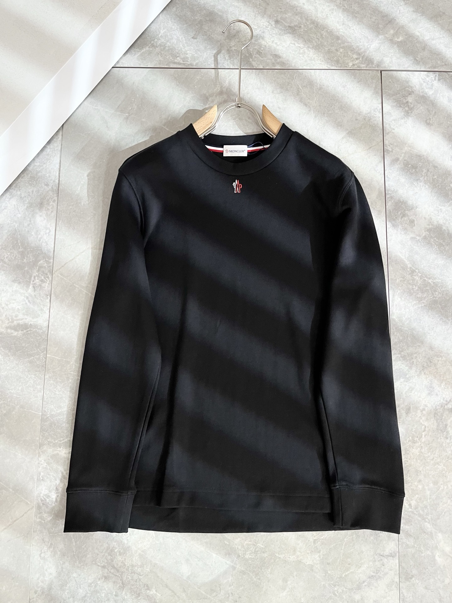 Moncler蒙口2025秋冬新款贸易订单长袖打底衫，全品相！！网红款！胸前logo图案压胶设计！上身舒